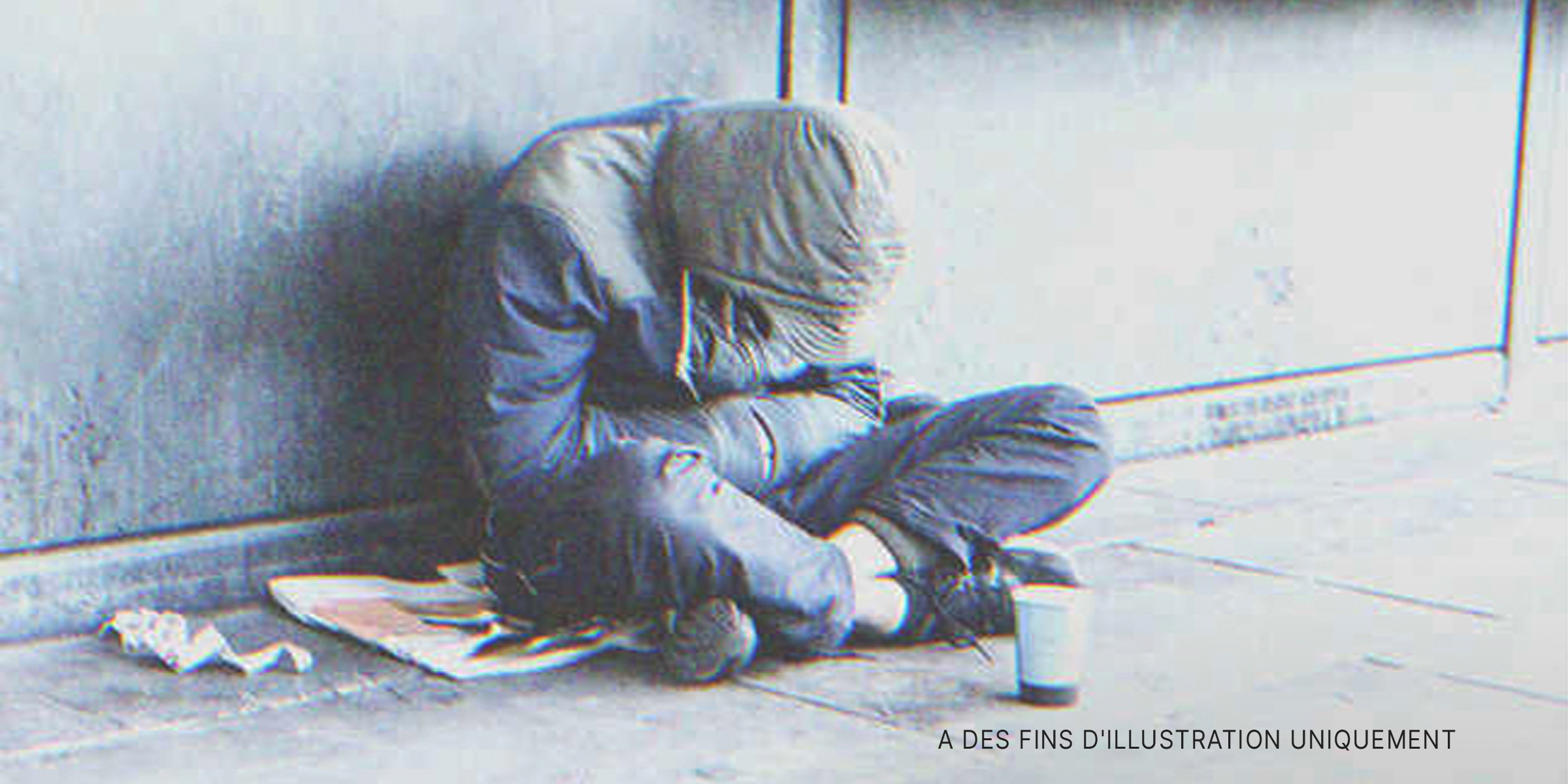Un sans-abri assis sur le sol | Source : Shutterstock.com