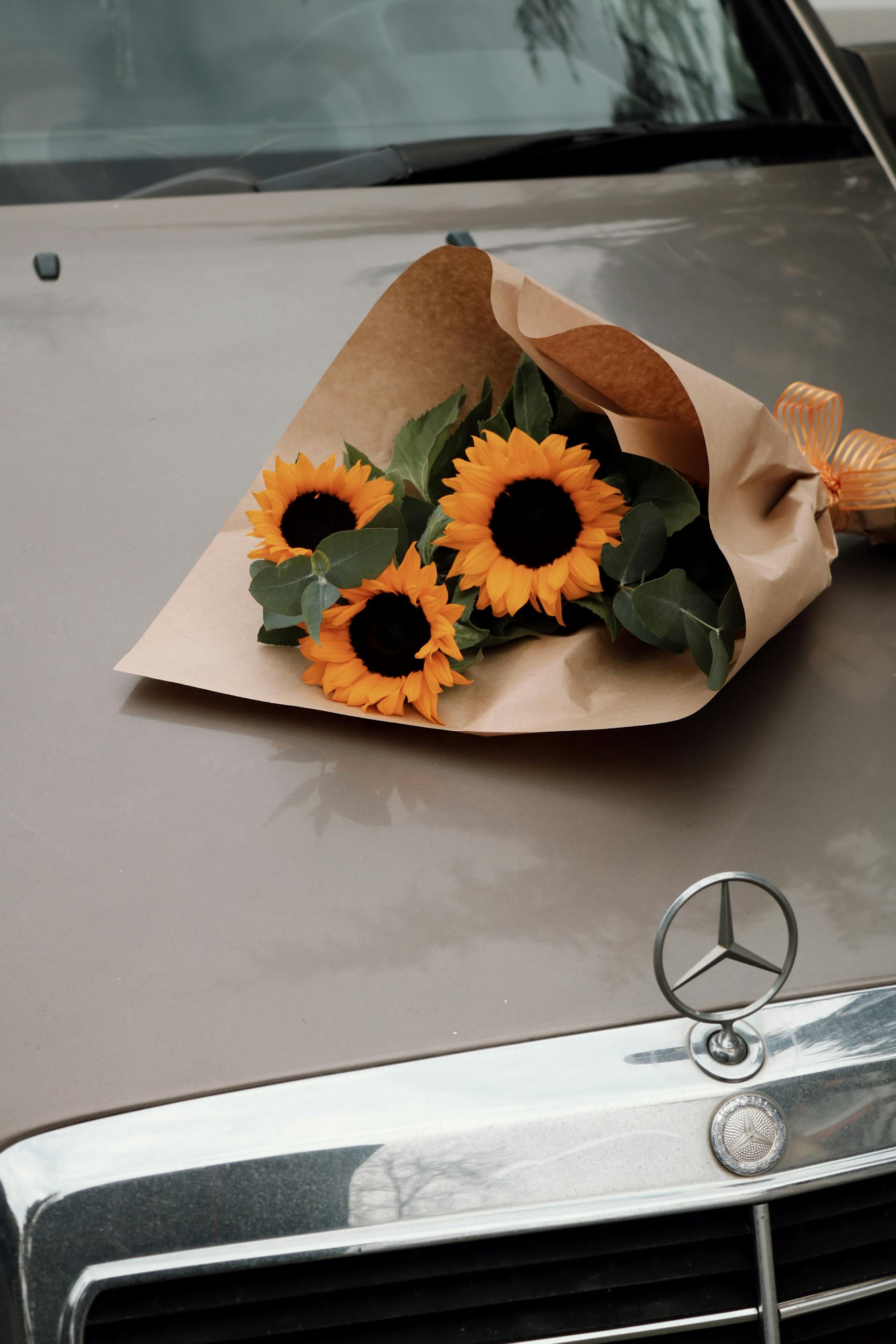 Un bouquet de tournesols sur une voiture | Source : Pexels