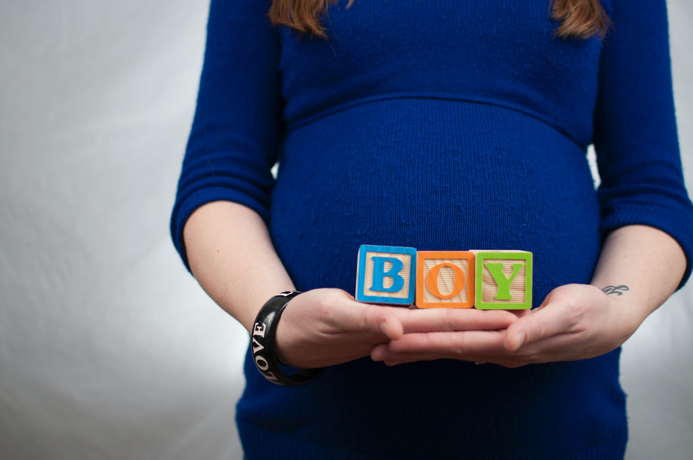 Bien qu'il sache pour le bébé, Charley choisit de rester avec Edith | Source : Pexels