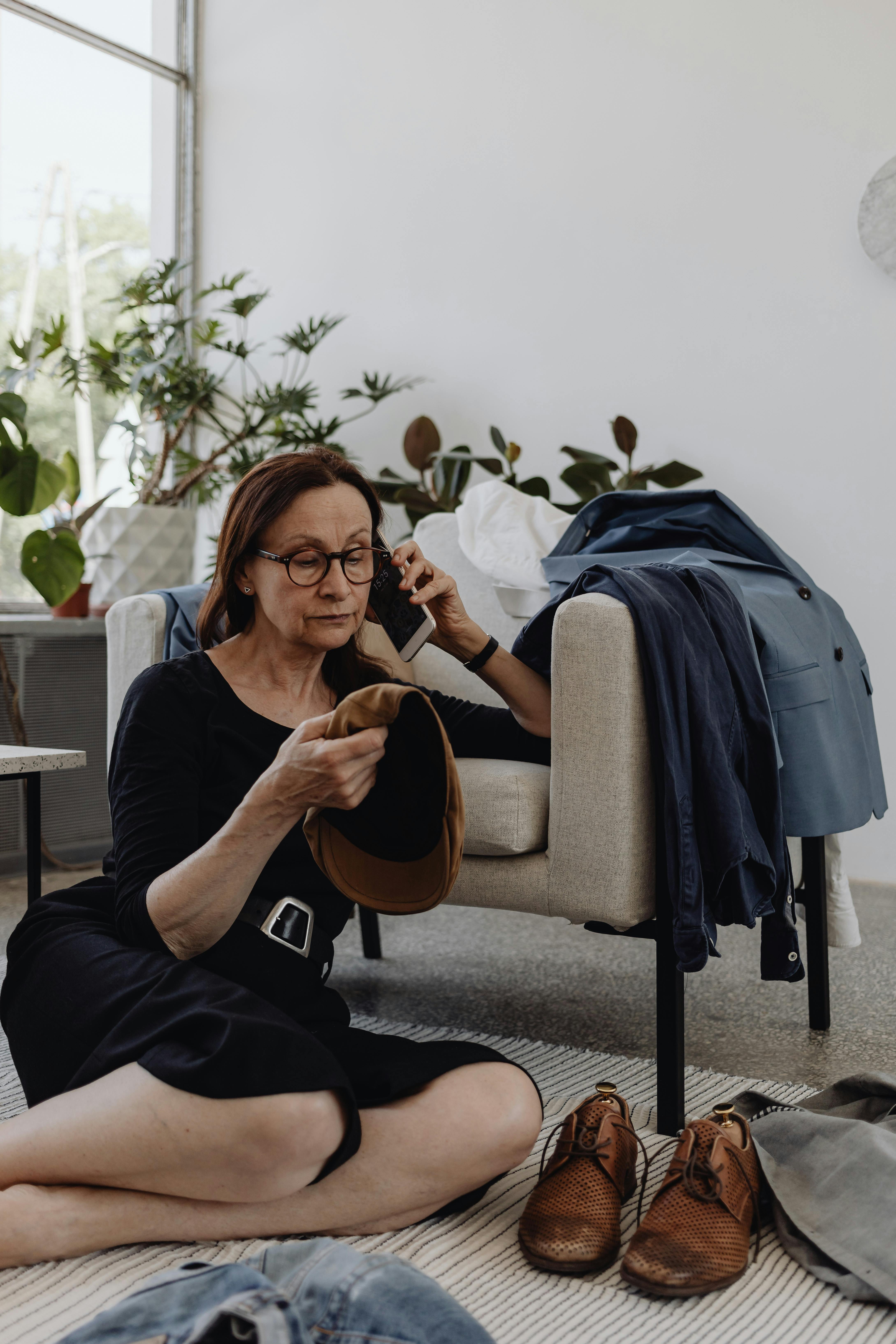 Une femme tenant une casquette et parlant au téléphone | Source : Pexels