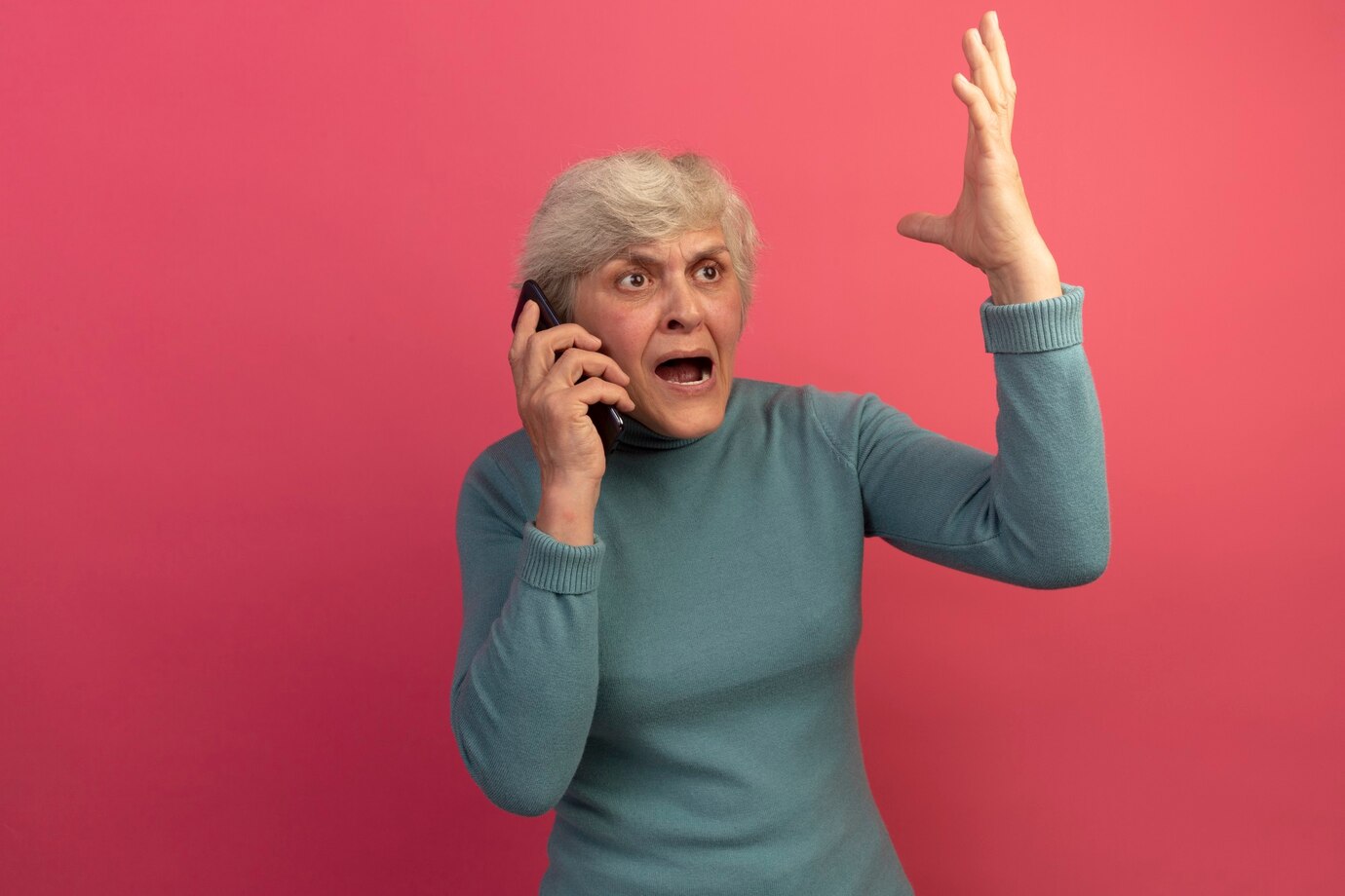 Angry woman screaming into her phone ⏐ Source: Freepik