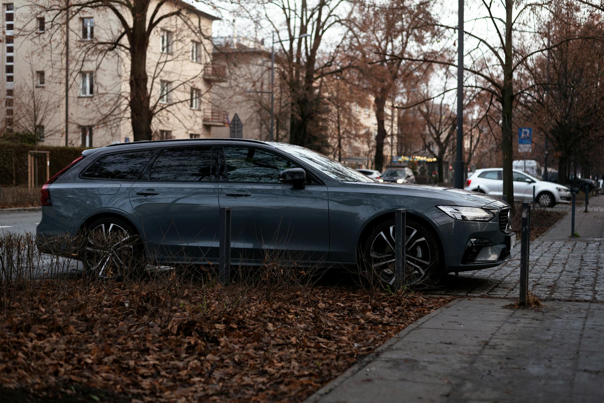 Une voiture garée devant une maison | Source : Pexels