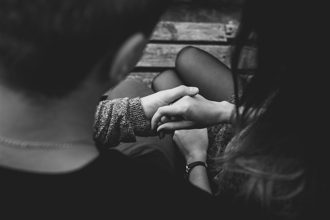 Couple se tenant par la main | Source : Pixabay