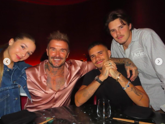 Harper, David, Romeo et Cruz Beckham posant pour une photo lors de la célébration de l'anniversaire de Romeo Cruz, postée le 3 septembre 2024 | Source : Instagram/victoriabeckham