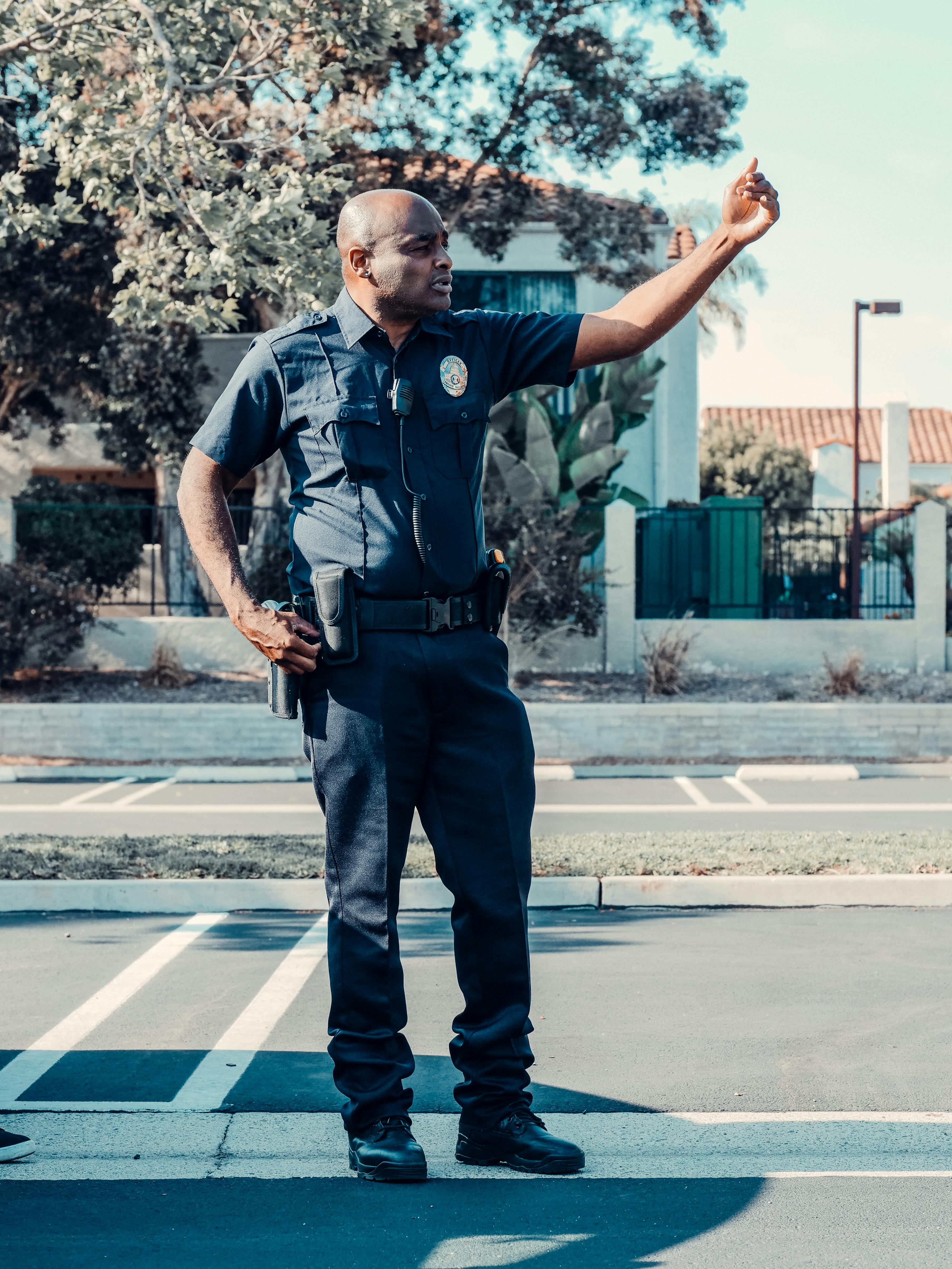 Un policier qui donne un ordre | Source : Pexels