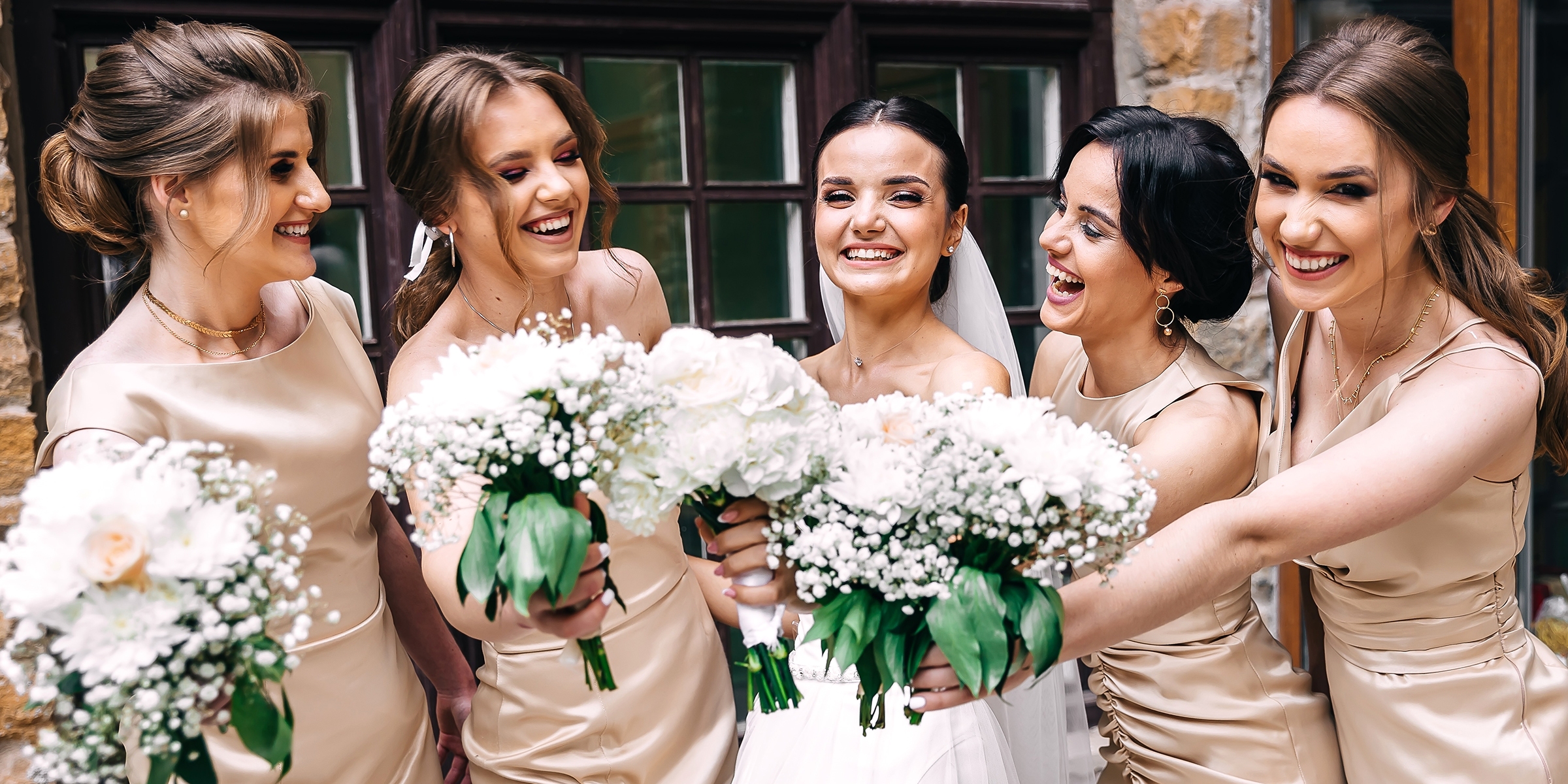 Une mariée avec ses demoiselles d'honneur | Source : Shutterstock