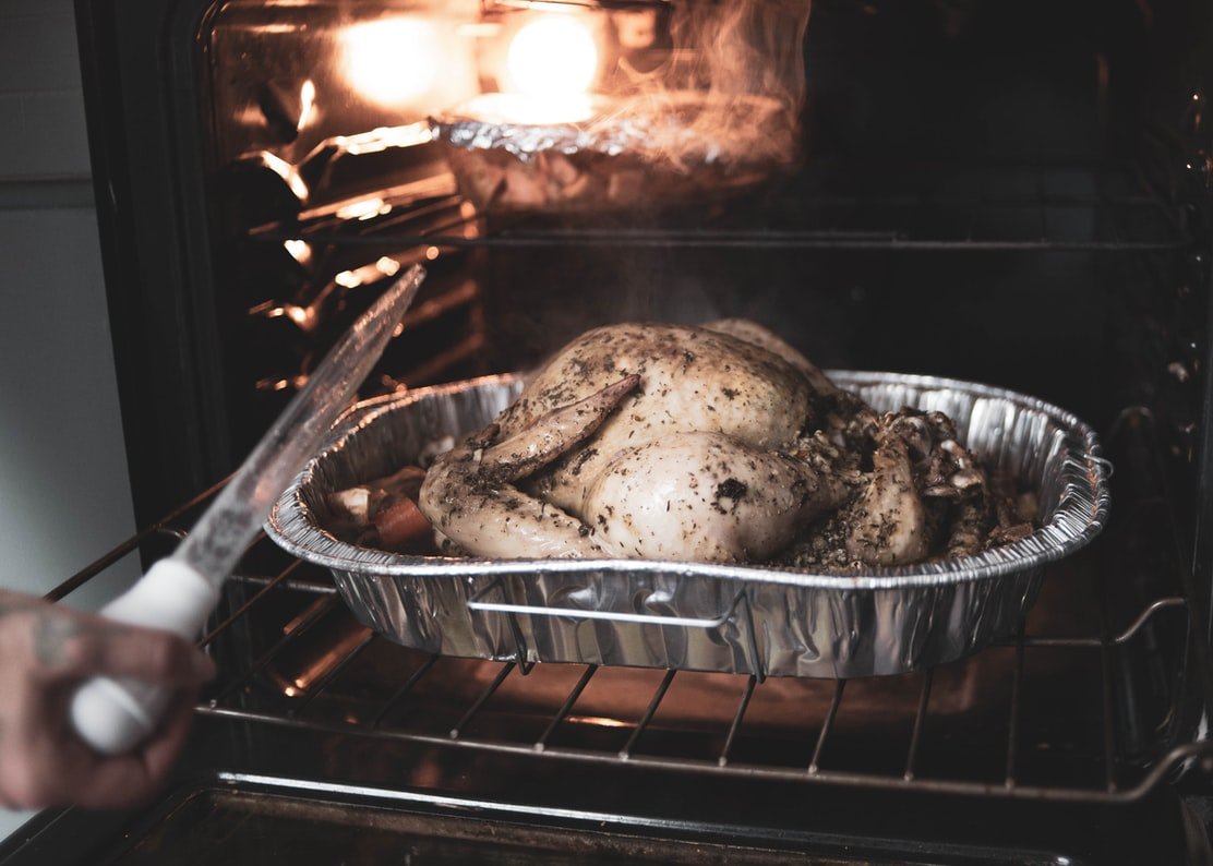 Le poulet de leur dîner était à moitié cru | Source : Unsplash