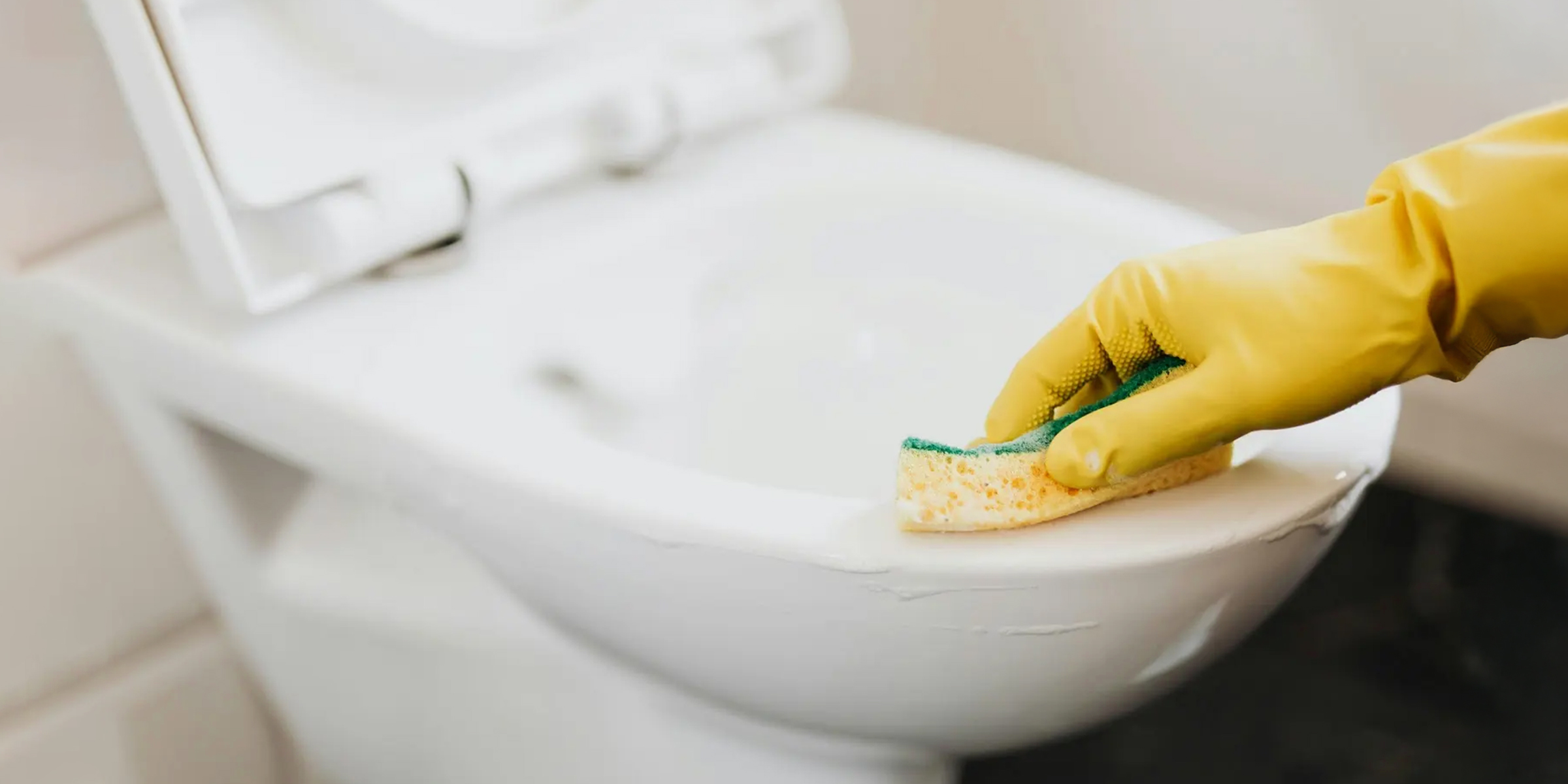 Concierge nettoyant les toilettes | Source : Pexels