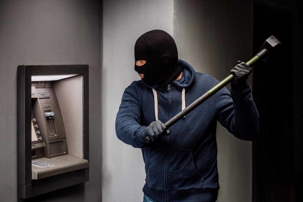 Un voleur dans un distributeur automatique | photo : Shutterstock