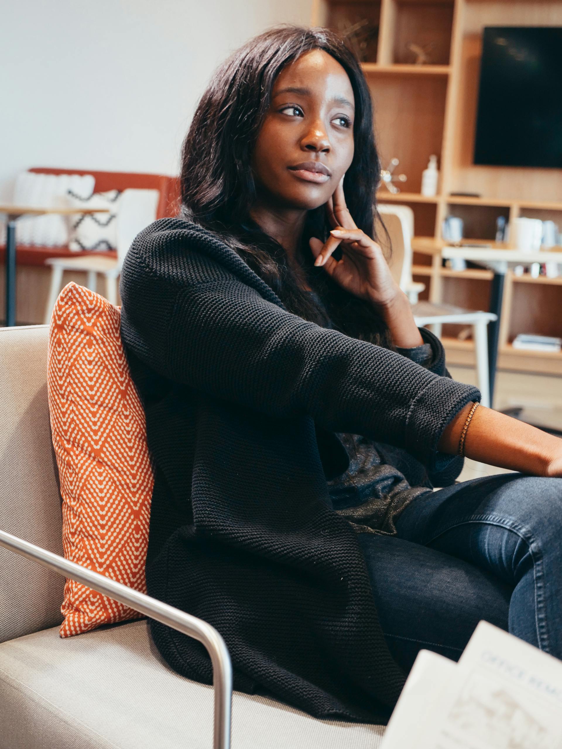 Une femme réfléchie qui regarde quelqu'un | Source : Pexels