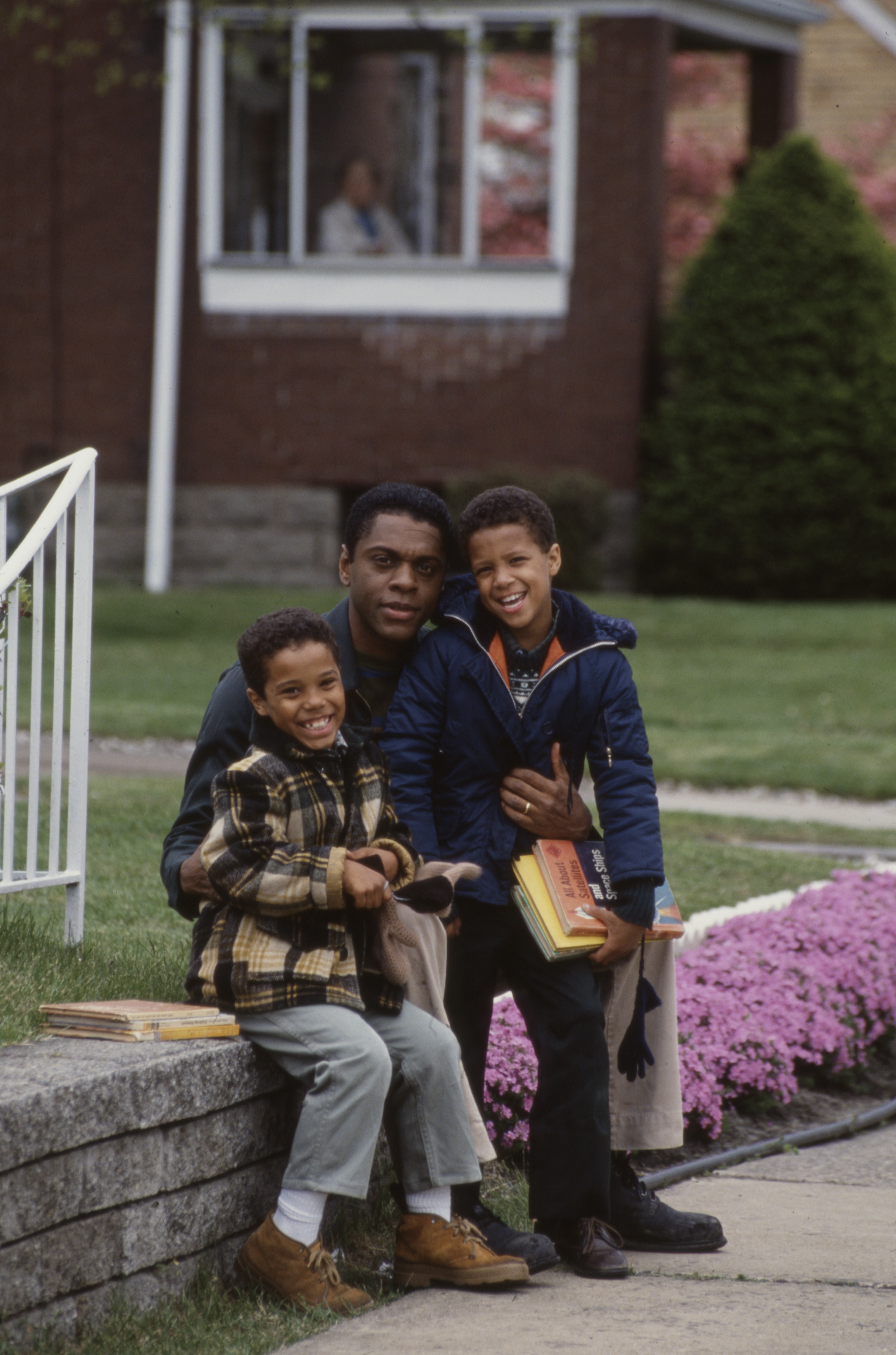Alex Burrall, Lawrence Hilton-Jacobs, et Floyd Roger Myers Jr. sur une photo promotionnelle pour le film « The Jacksons : An American Dream. » | Source: Getty Images