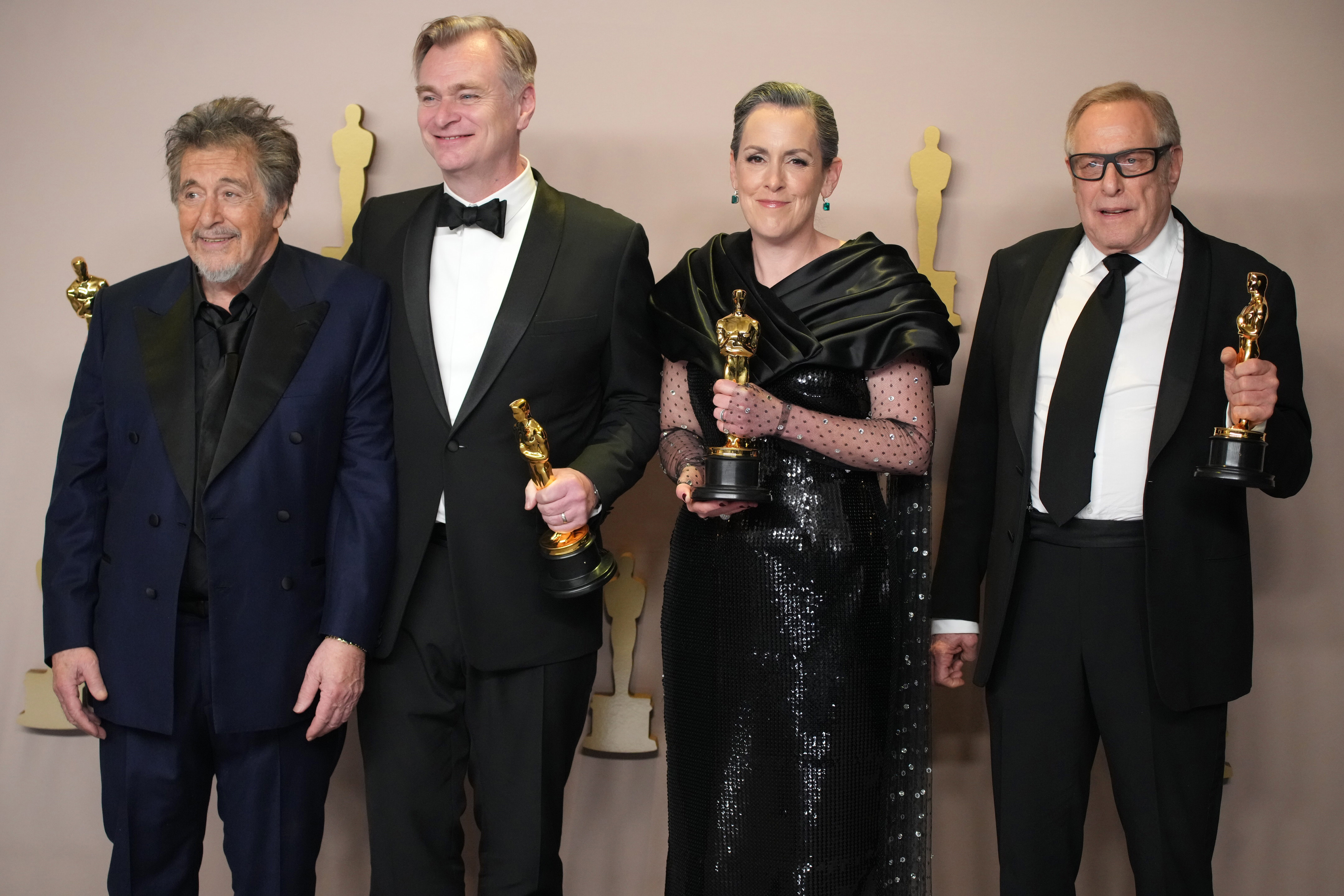 Christopher Nolan, Emma Thomas et Charles Roven, lauréats du prix du meilleur film pour "Oppenheimer", posent avec Al Pacino lors de la 96e cérémonie annuelle des Oscars, le 10 mars 2024 à Hollywood, Californie | Source :  Getty Images