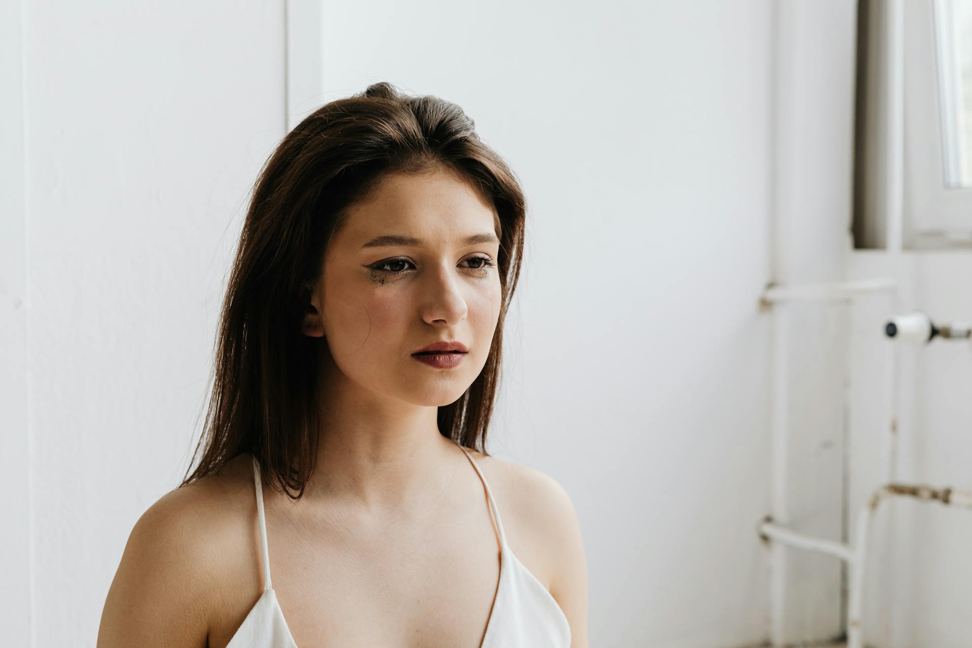 Une femme qui jette un coup d'œil à quelqu'un | Source : Pexels