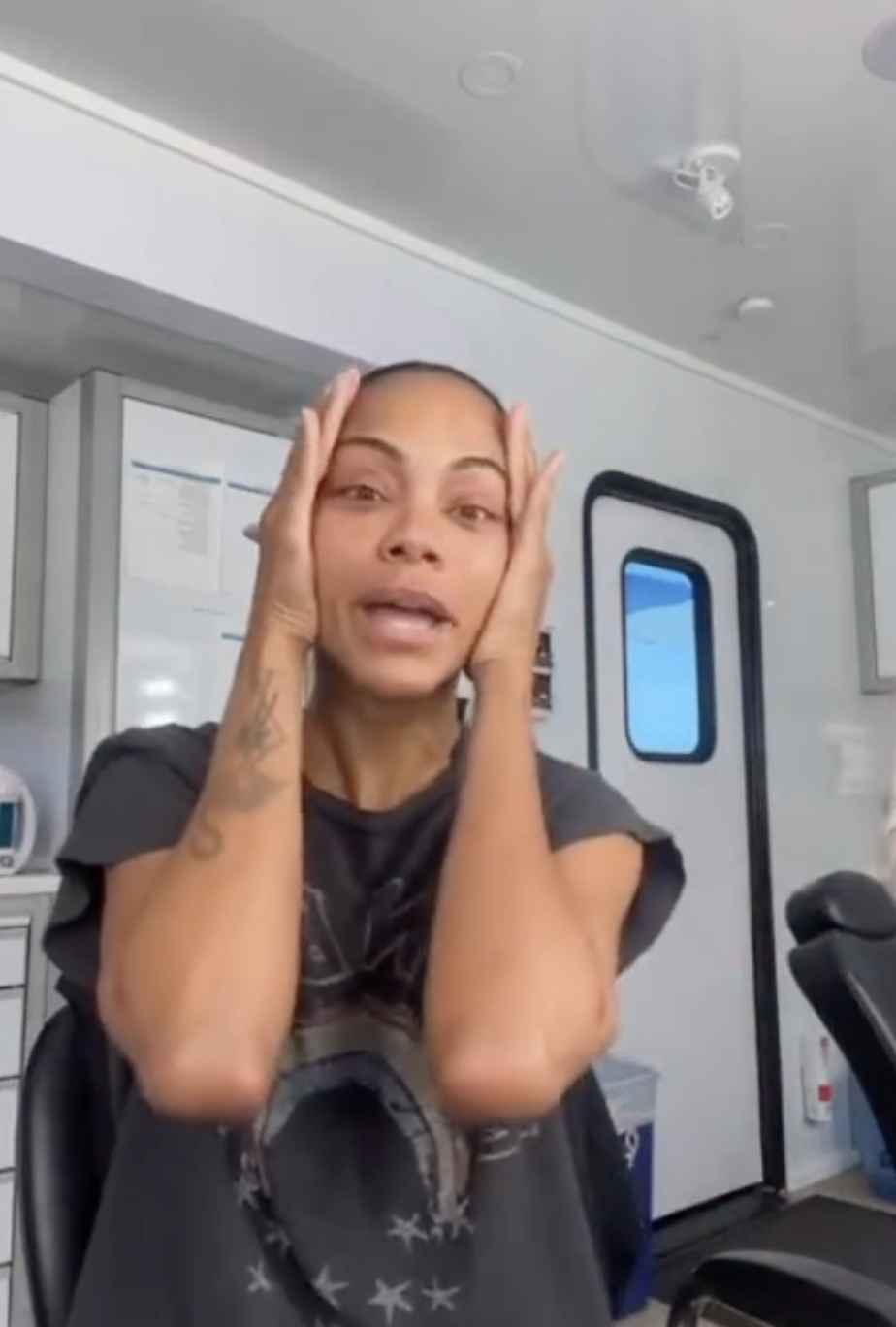 Zoe Saldaña dans une vidéo où elle apparaît sans maquillage dans une caravane de tournage, publiée le 10 novembre 2025. | Source : Instagram/zoesaldana