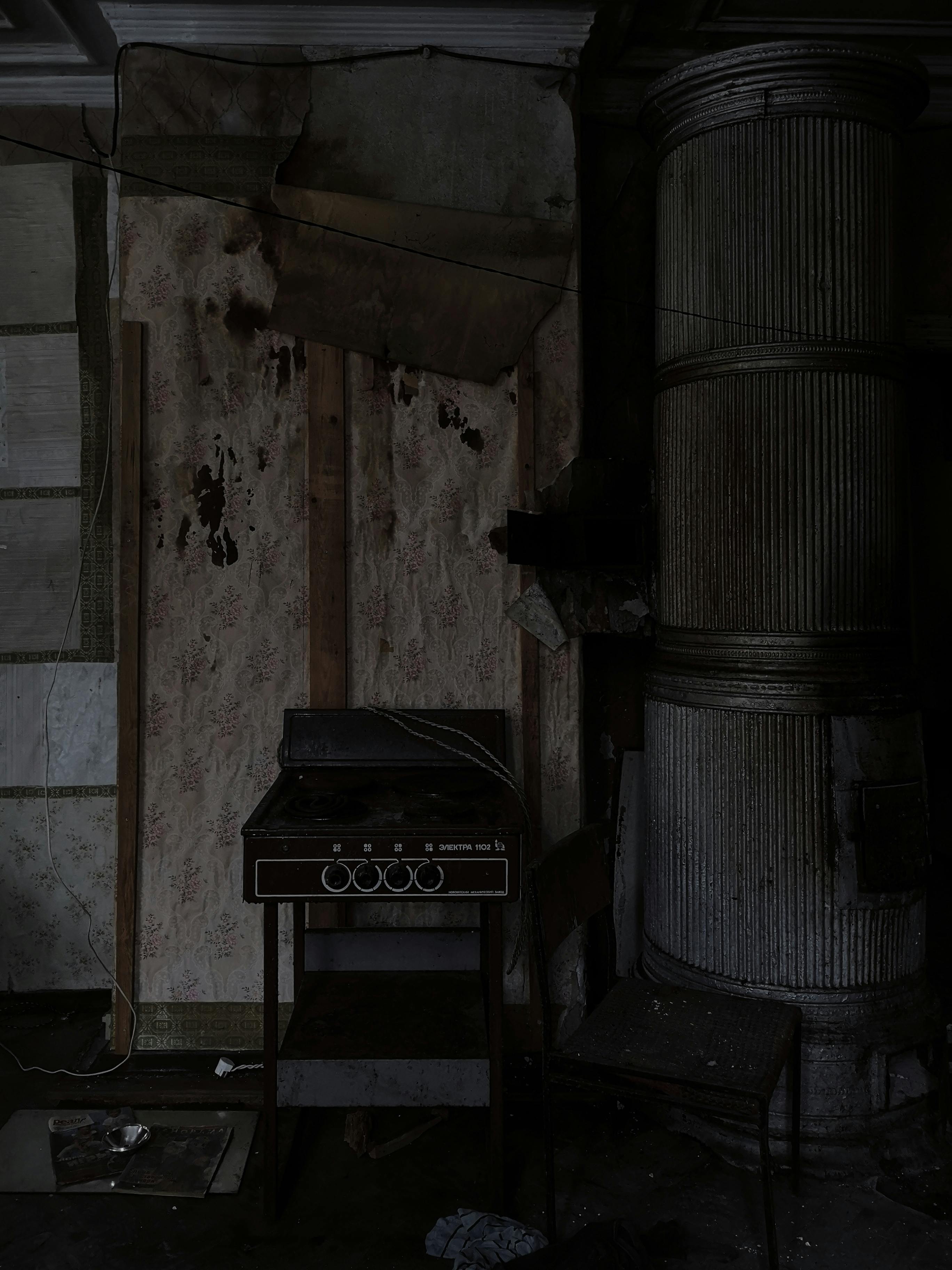 Une maison modeste avec une cuisinière endommagée | Source : Pexels