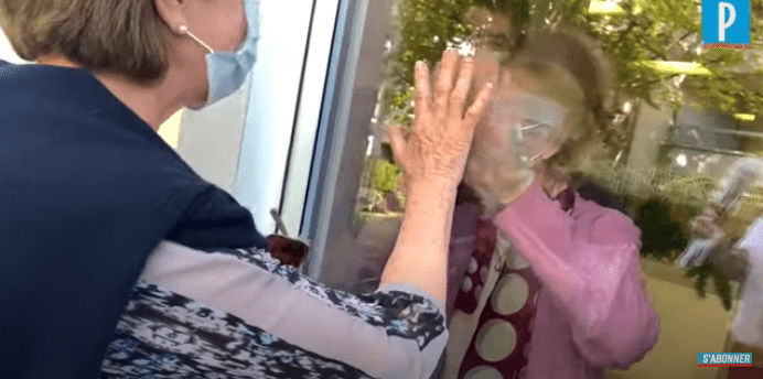 Paulette, 98 ans, retrouve sa fille après plus d'un mois de confinement | Photo : Youtube/LeParisien
