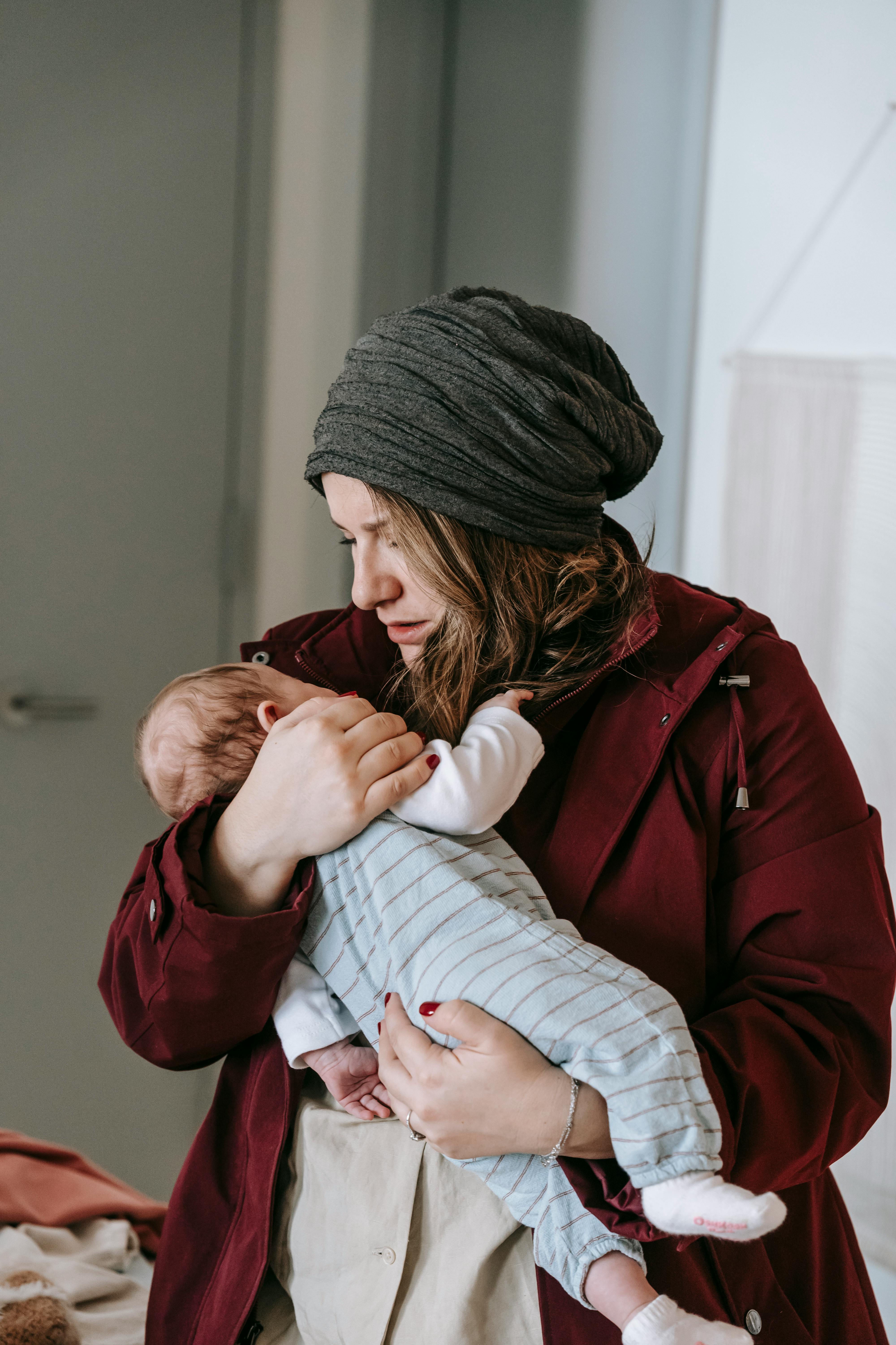 Une femme avec un bébé dans les bras | Source : Pexels