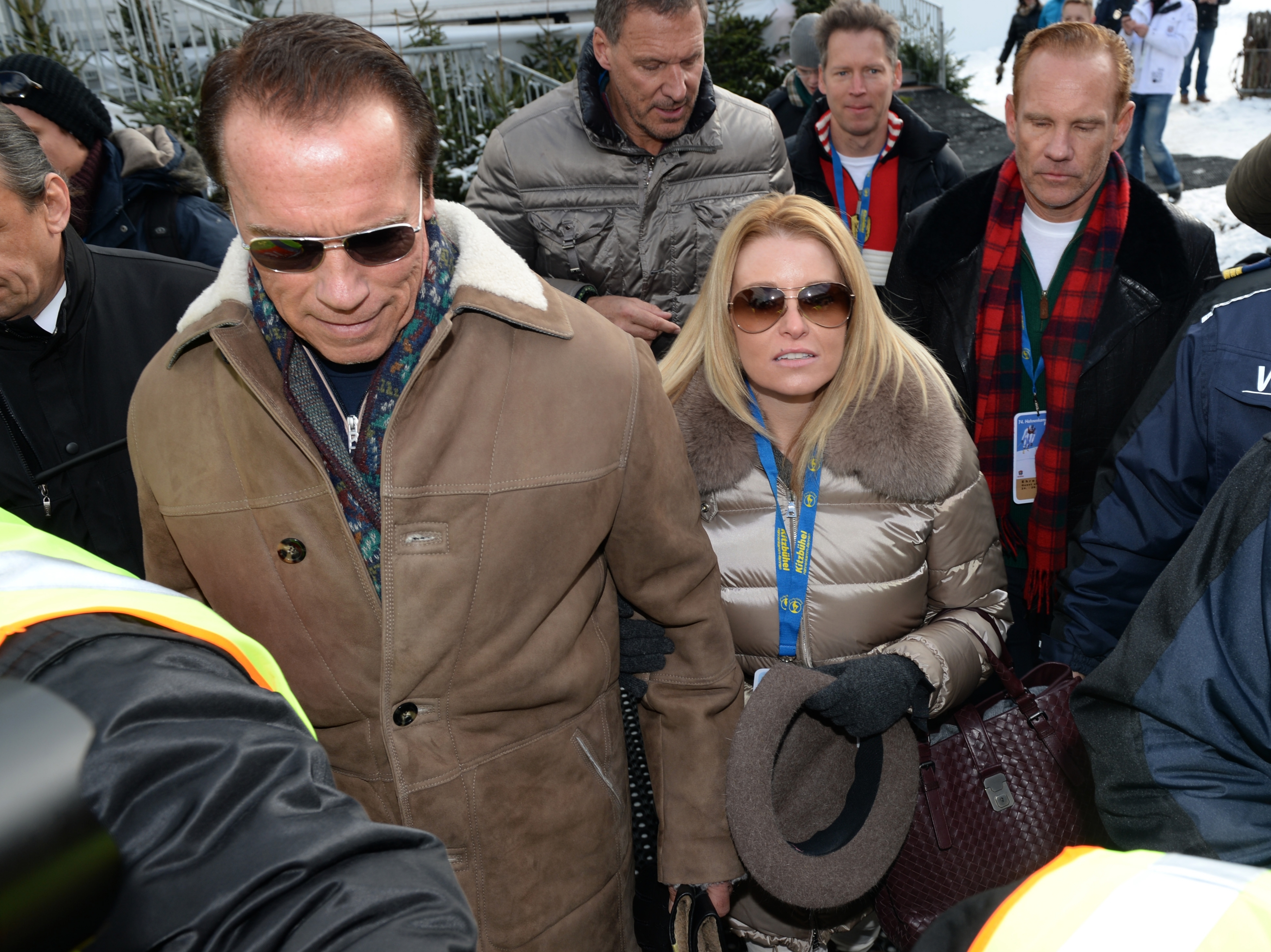 Arnold Schwarzenegger et sa compagne Heather Milligan quittent la station de ski de Kitzbühel, en Autriche, après la course annuelle de Hahnenkamm, le 25 janvier 2014 | Source : Getty Images
