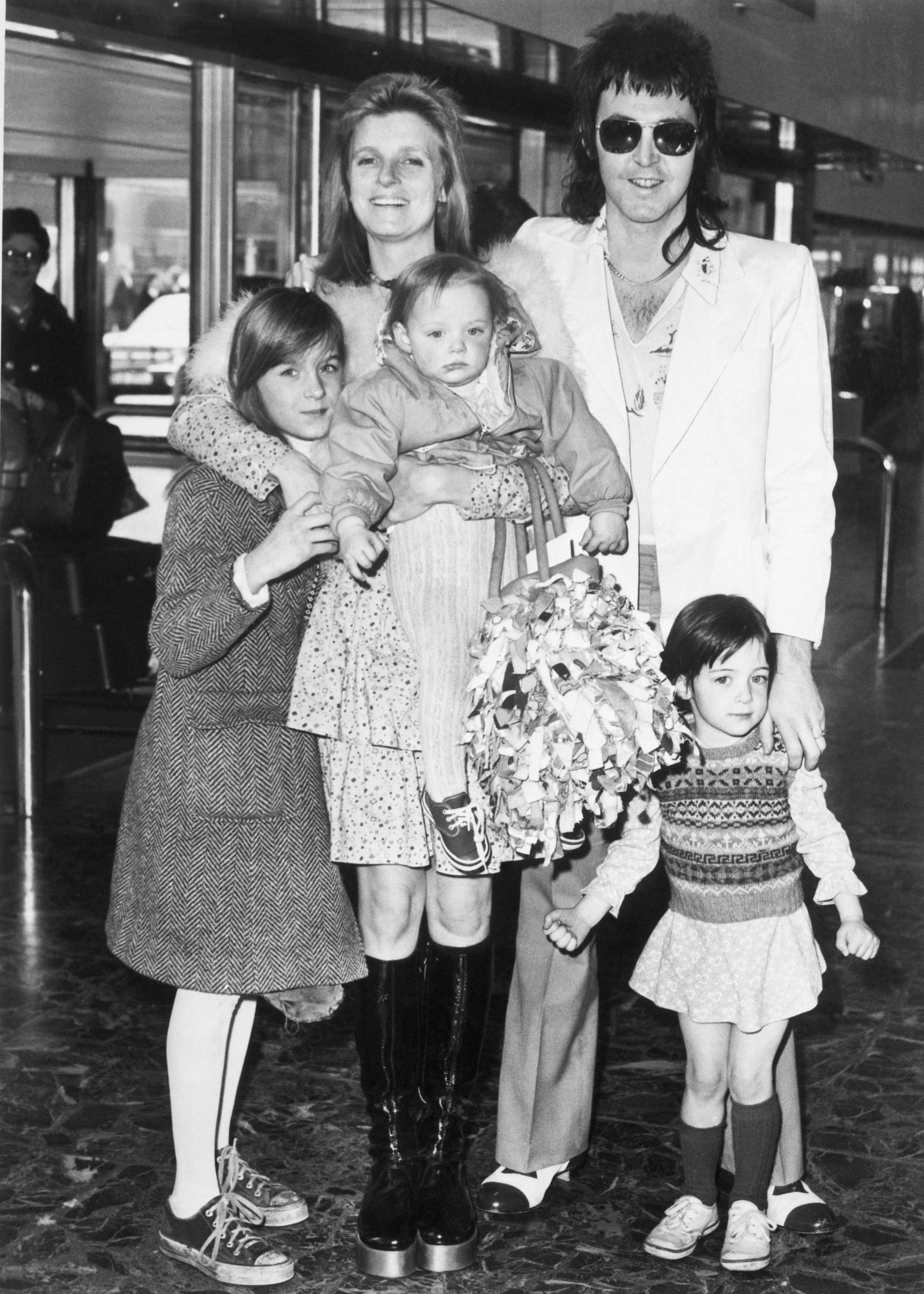 Heather, Linda, Stella, Paul et Mary McCartney posant pour un portrait de famille juste avant leurs vacances en Jamaïque à Londres, 1973 | Source : Getty Images