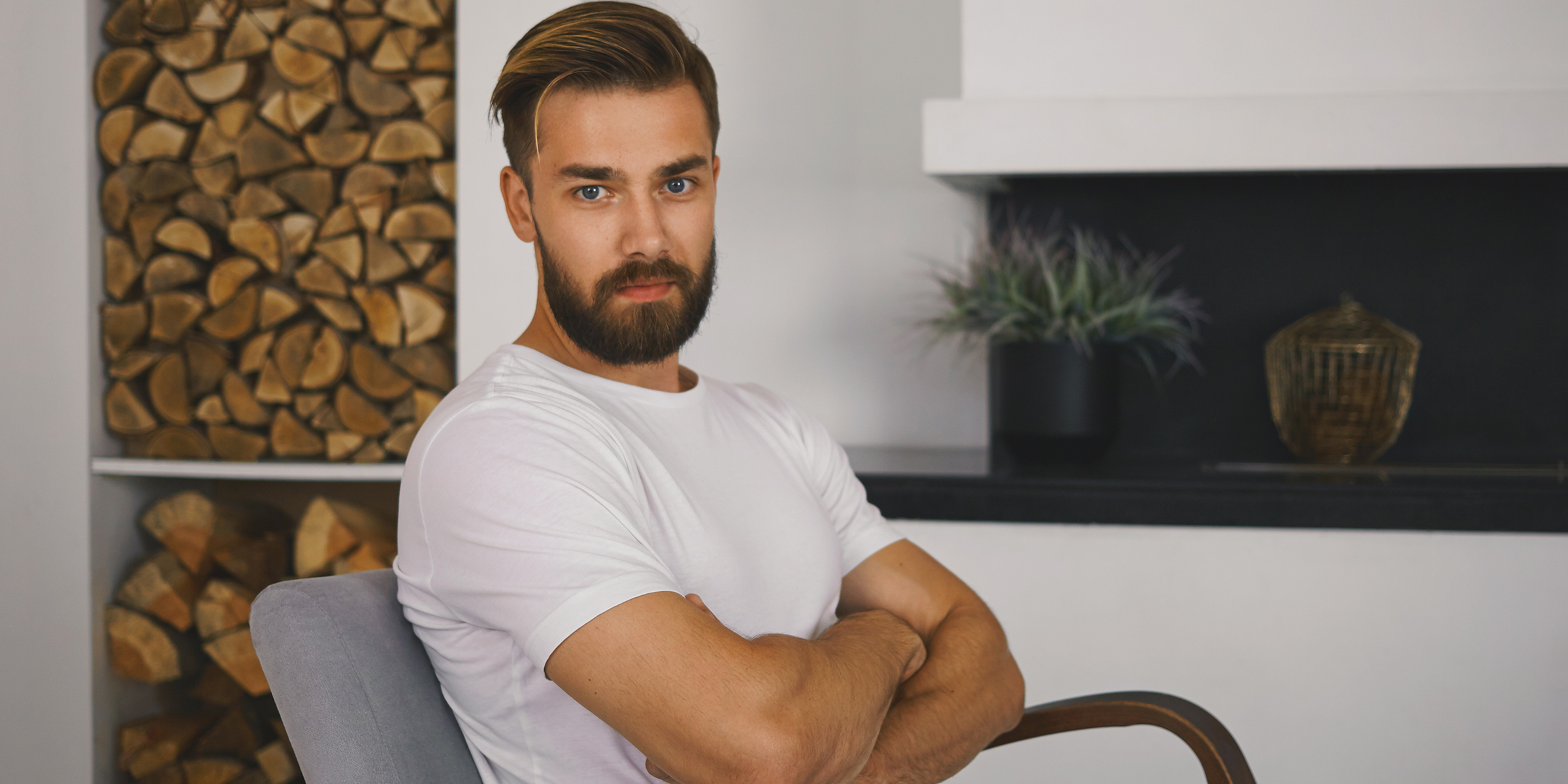 Un homme assis sur une chaise | Source : Freepik