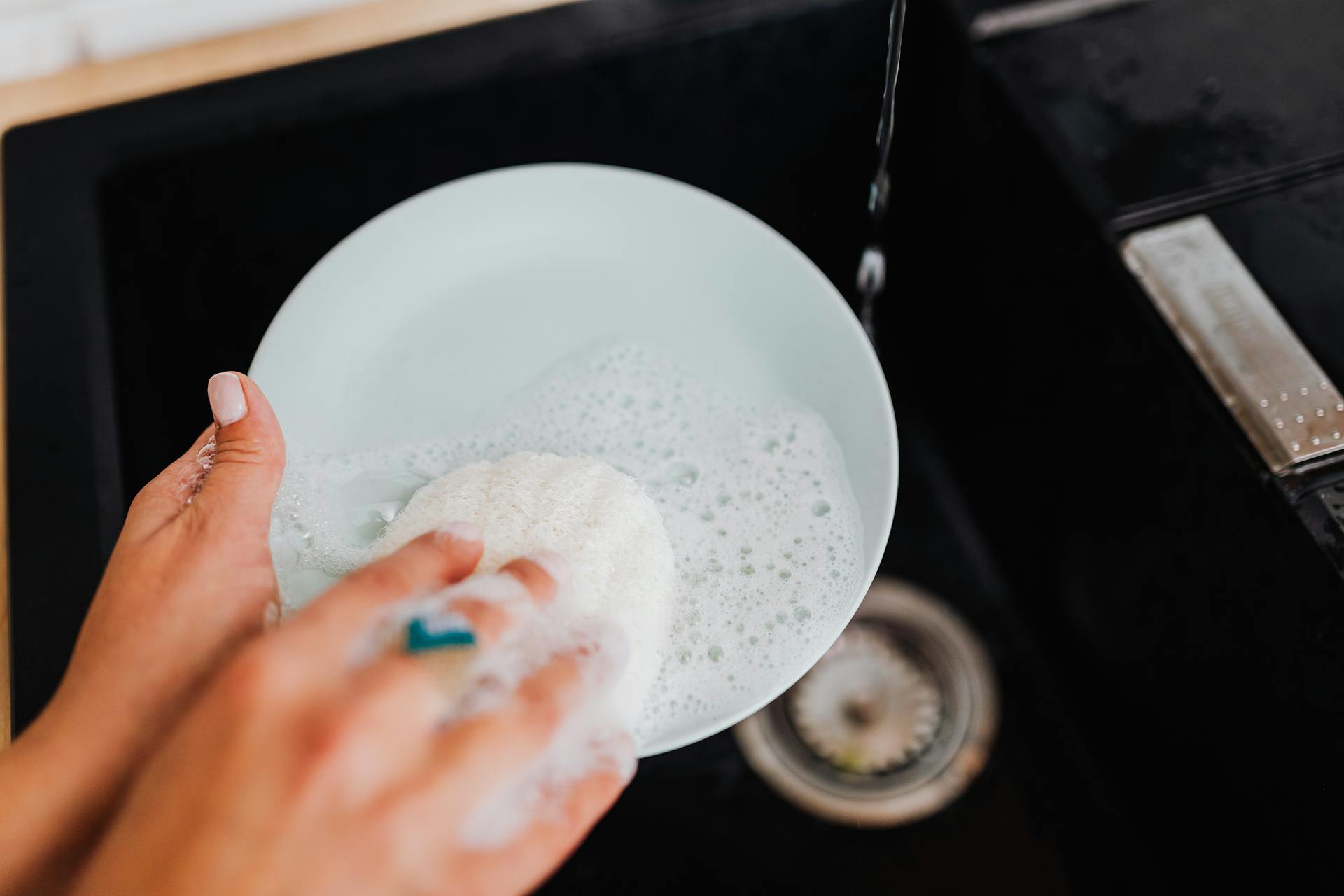 Une femme lave un bol | Source : Pexels