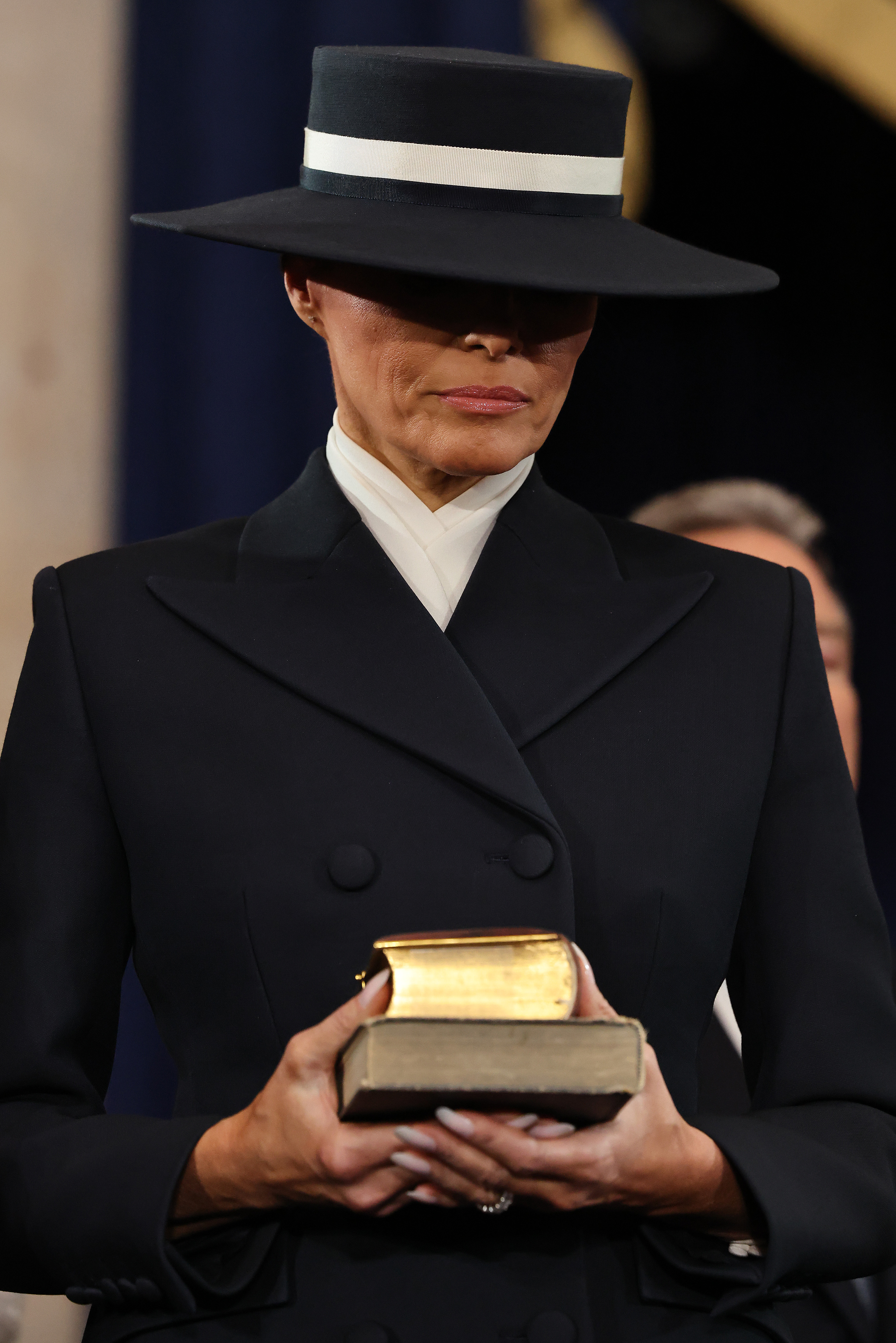 Melania Trump tenant deux bibles lors de la deuxième inauguration de Donald Trump. | Source : Getty Images