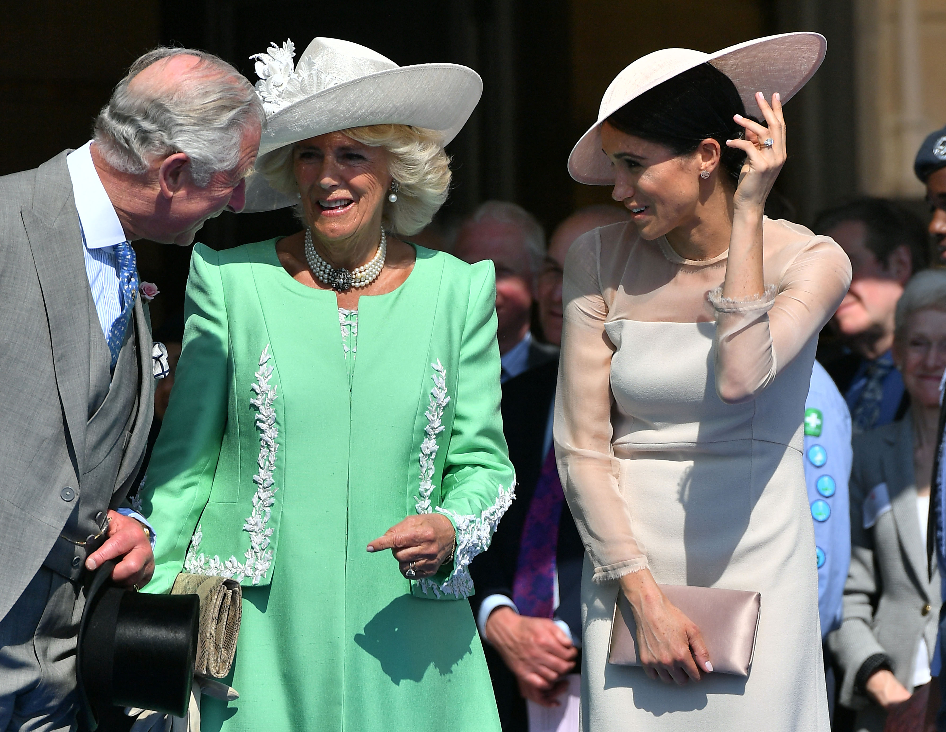 Le roi Charles III, la reine Camilla et Meghan Markle s'exprimant lors de la Garden Party du 70e anniversaire du prince de Galles à Londres, en Angleterre, le 22 mai 2018 | Source : Getty Images