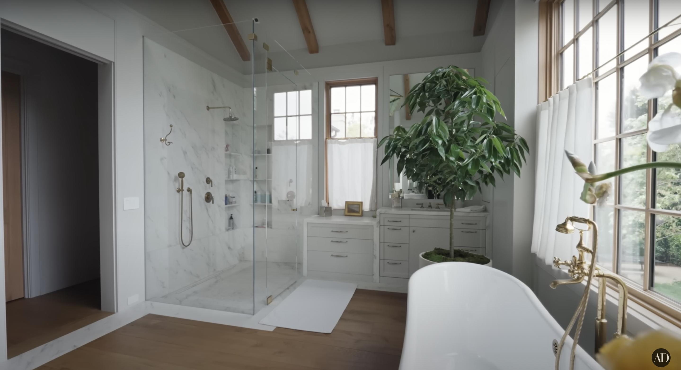 La salle de bain de Jennifer Garner, datée du 3 septembre 2024 | Source : YouTube/@Archdigest