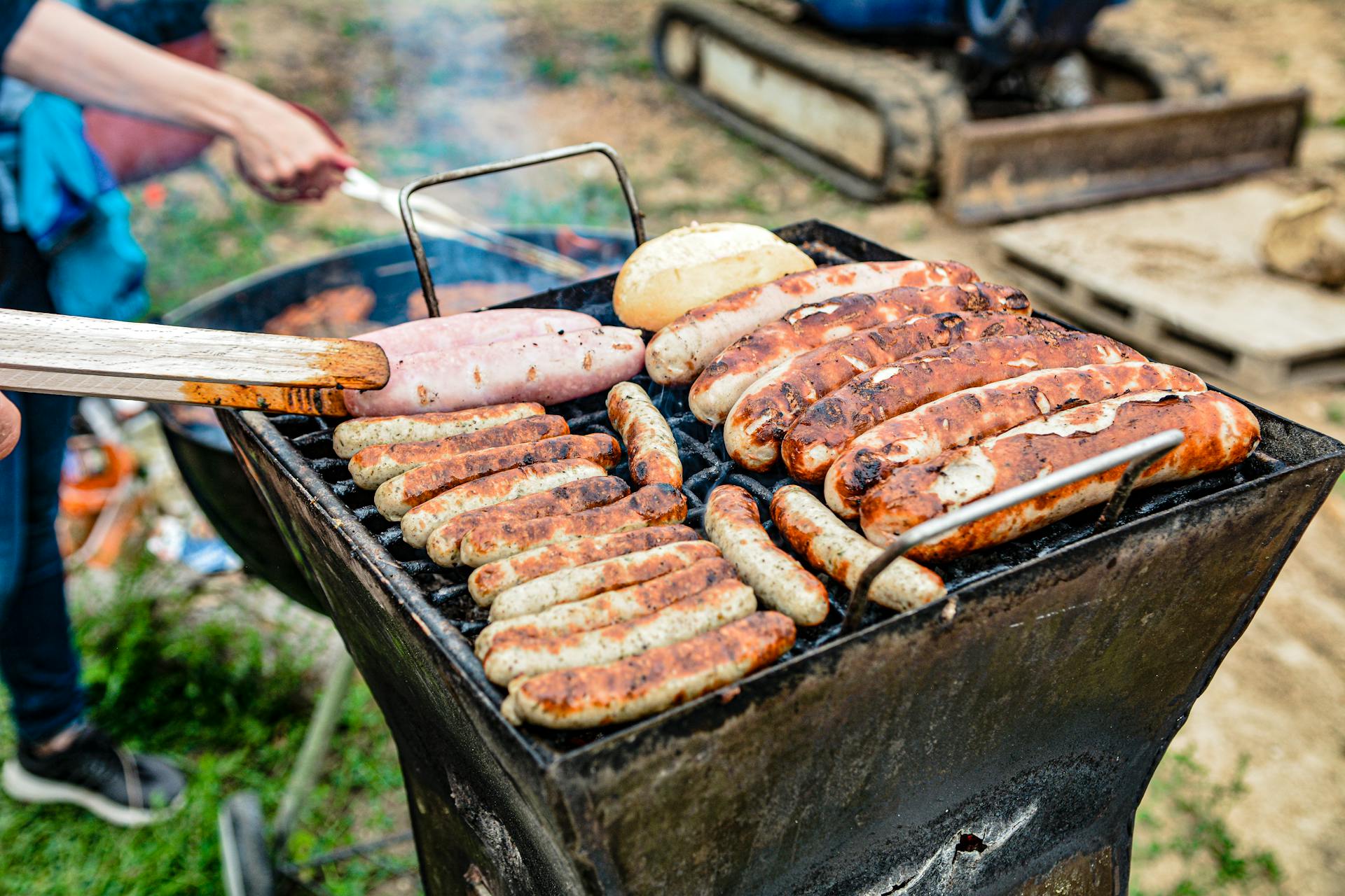 Gros plan sur des saucisses et des hamburgers sur un gril | Source : Pexels