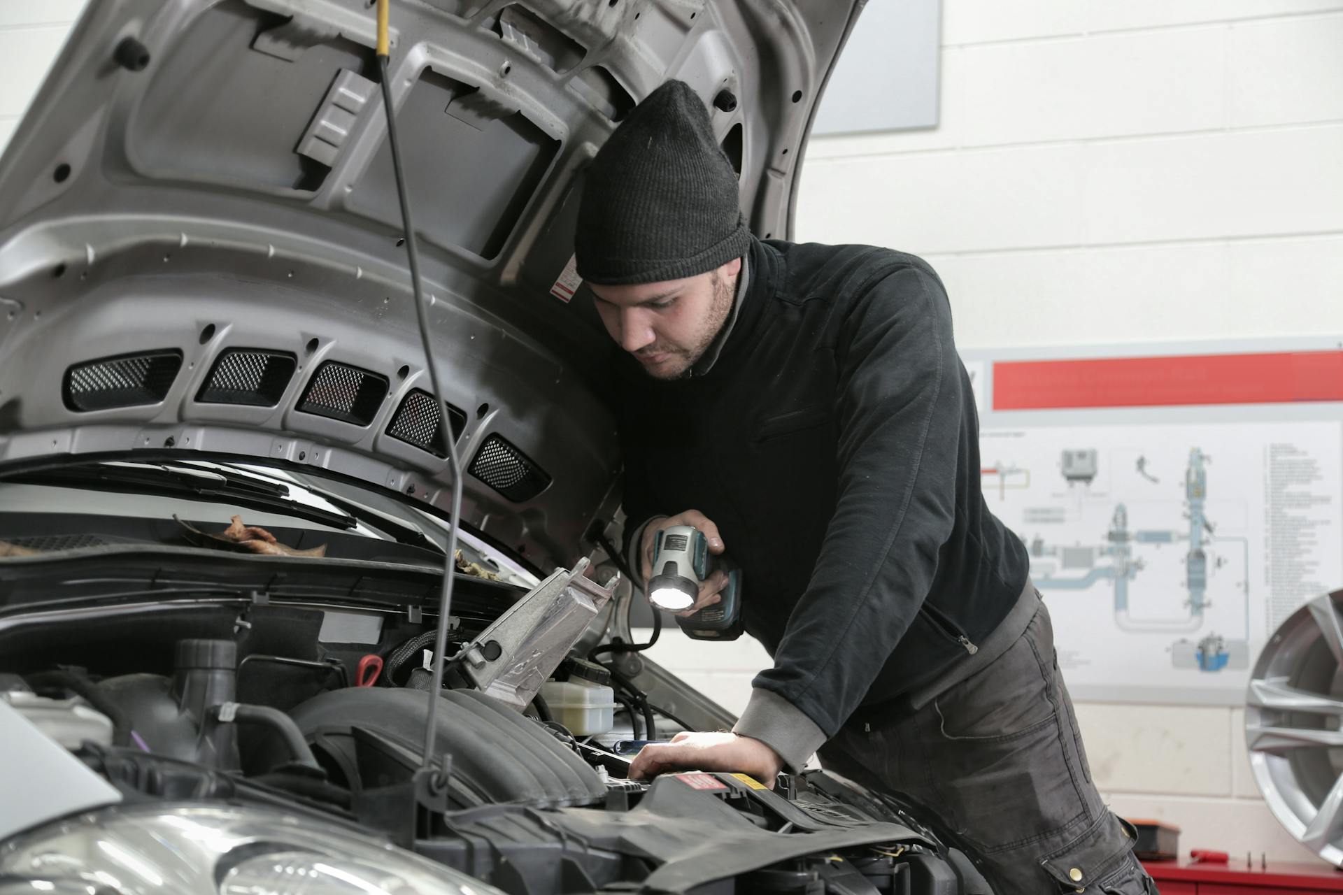 Un mécanicien inspecte une voiture. | Source : Pexels
