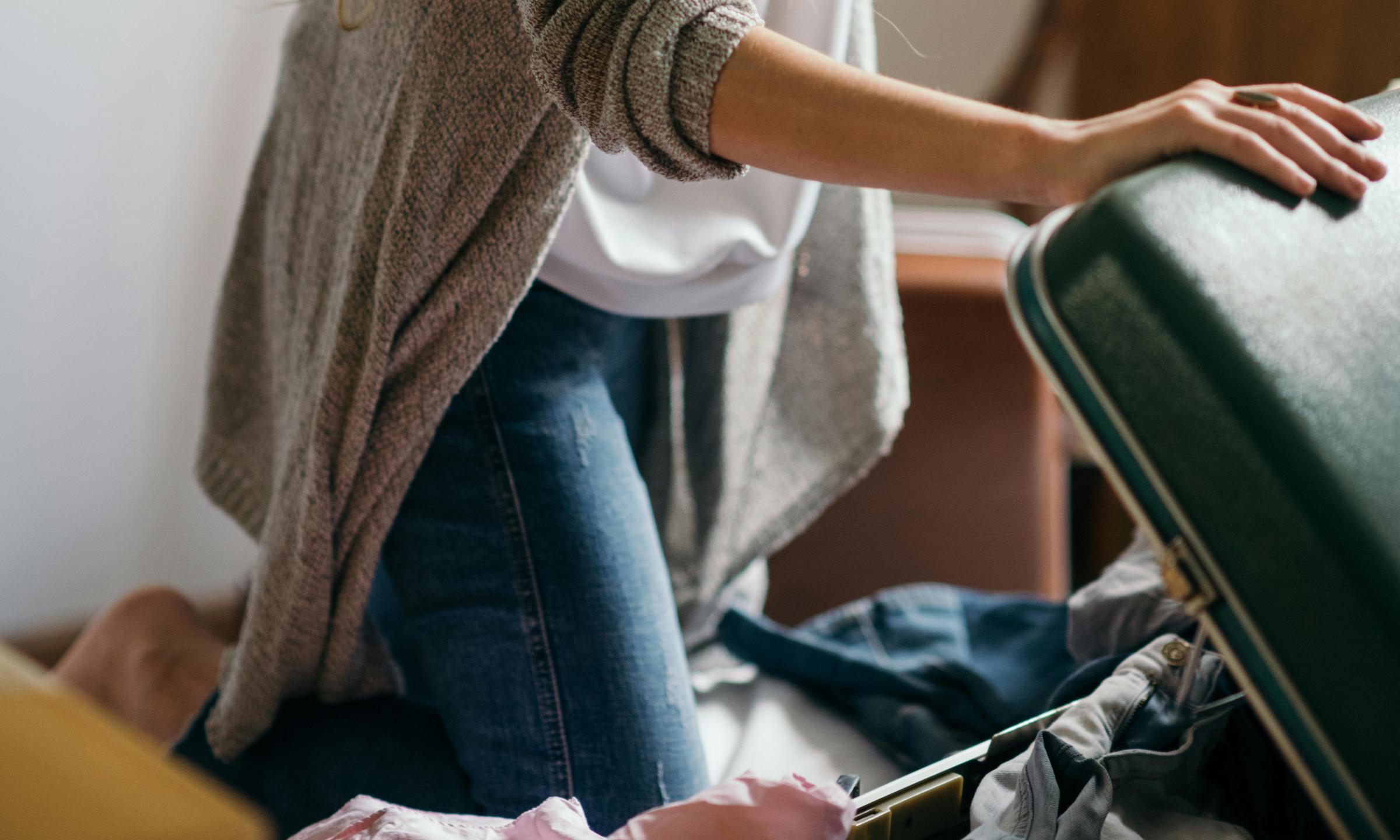 Une femme préparant une valise | Source : Pexels