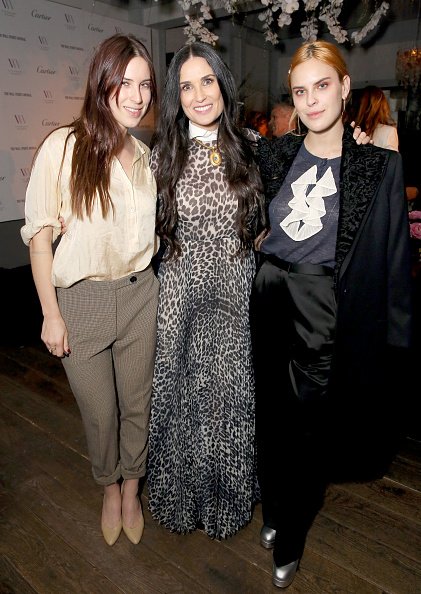 Demi Moore et ses filles, Scout laRue Willis et Tallulah Willis, assistent aux femmes visionnaires pour célébrer la Journée internationale de la femme. | Photo: Getty Images