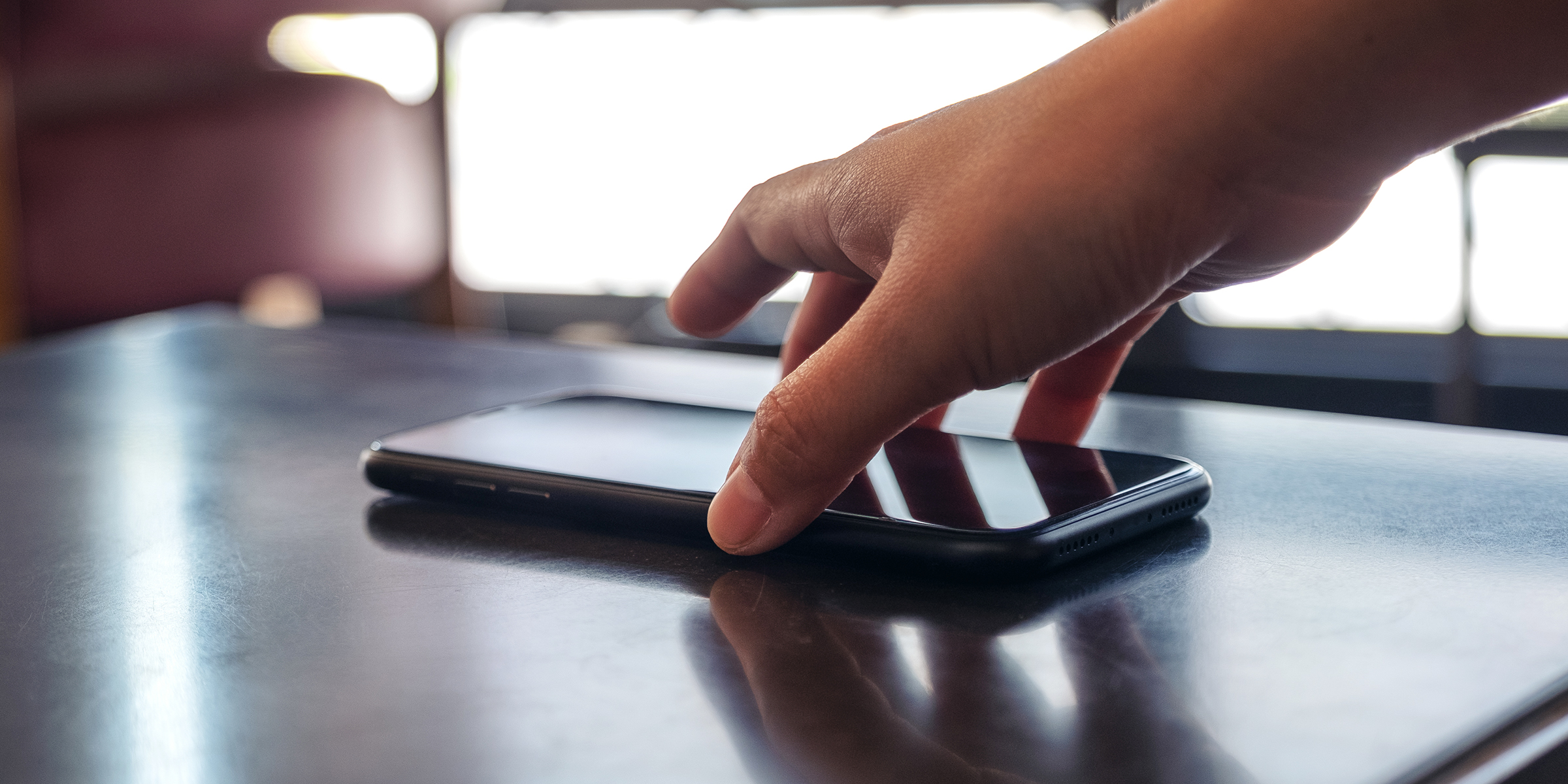 Une personne qui décroche un téléphone | Source : Shutterstock