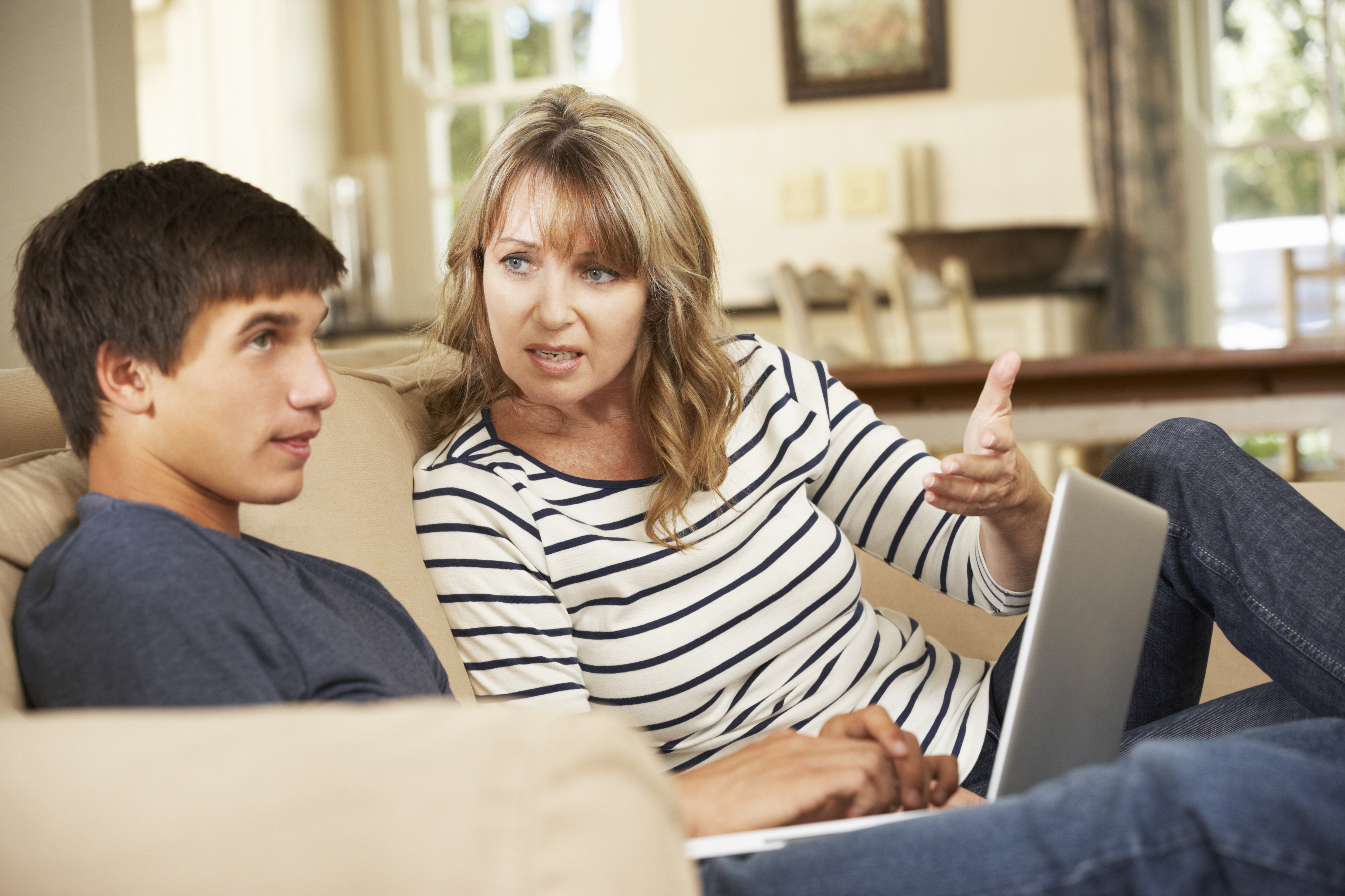 Un adolescent et sa mère en train de parler | Source : Shutterstock