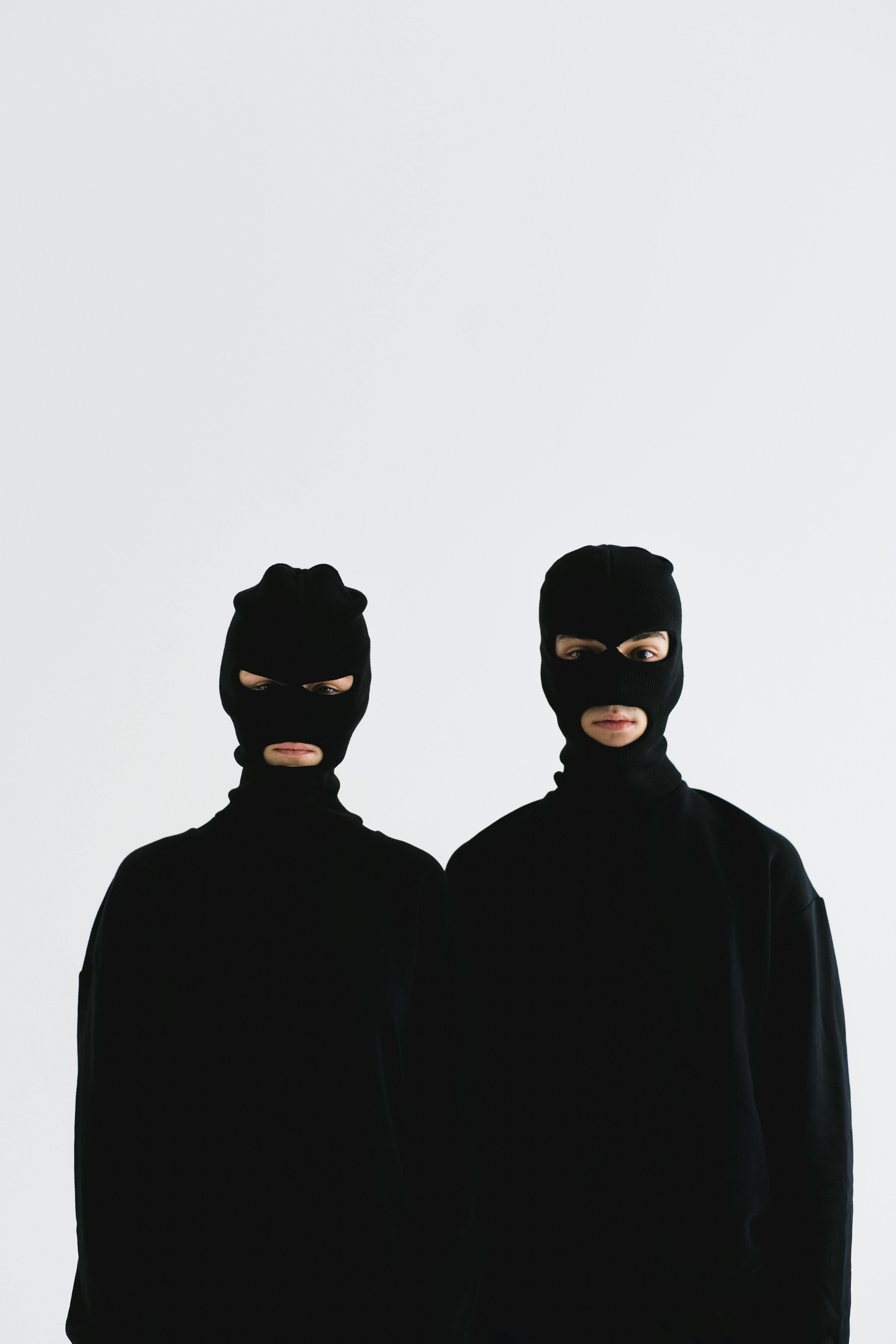 Des personnes portant des masques de voleurs | Source : Pexels