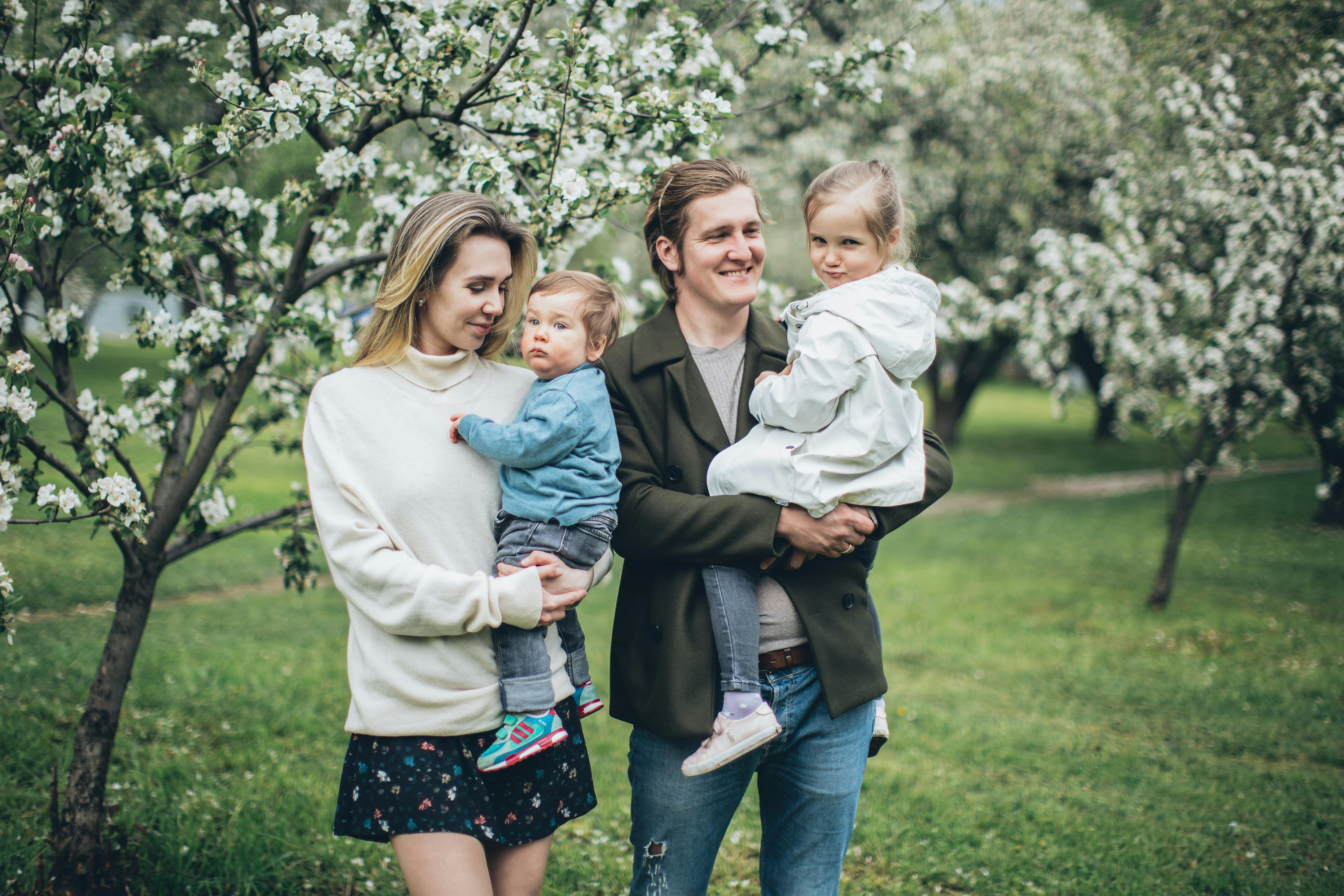 Une famille se promenant dans le parc | Source : Pexels