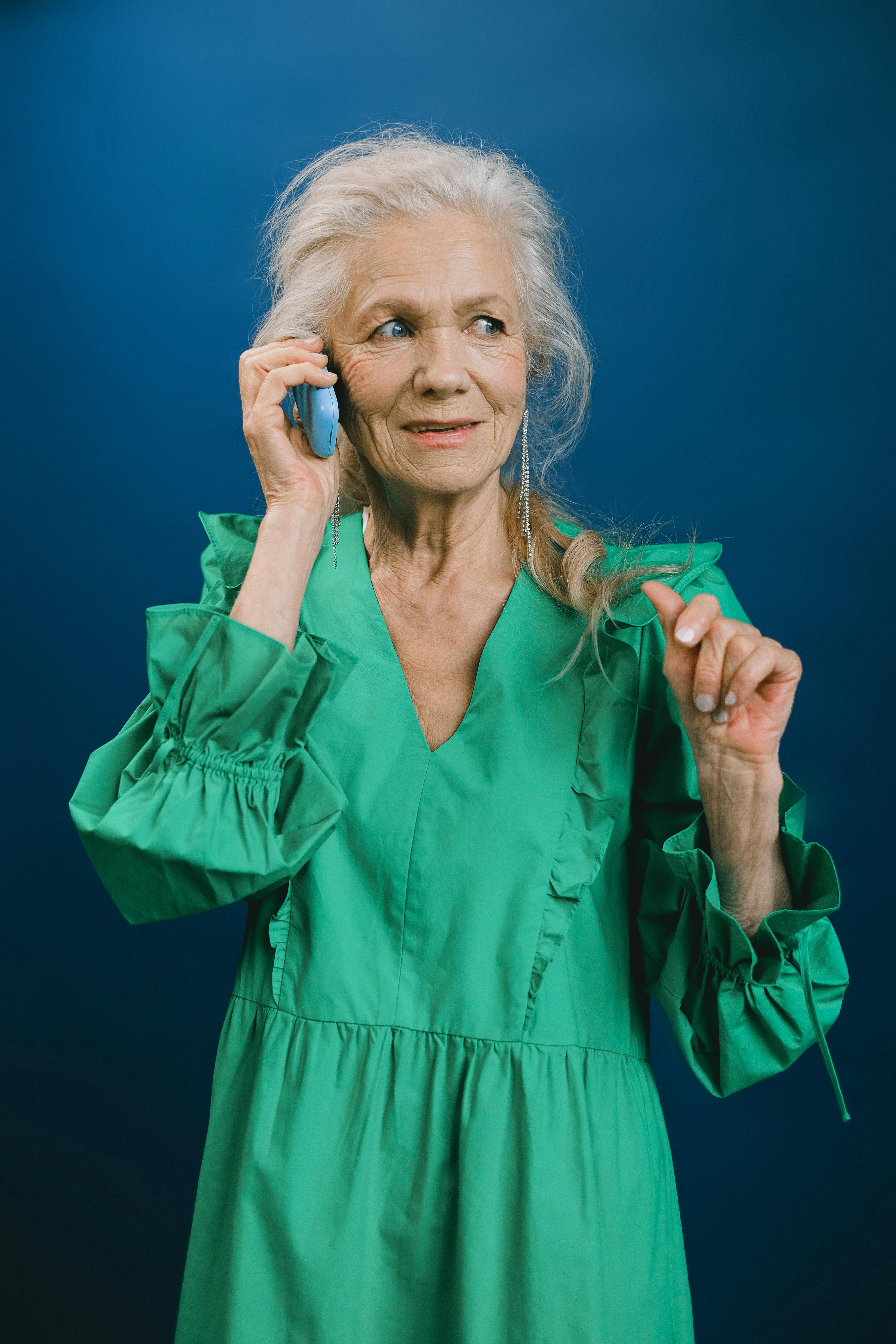 Une femme âgée en train de téléphoner | Source : Pexels