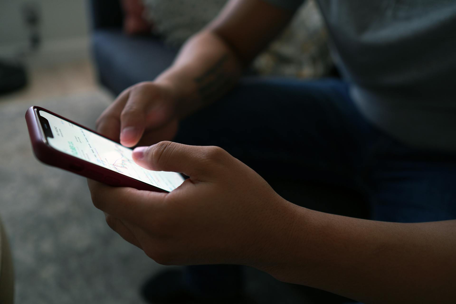 Un homme utilisant son téléphone | Source : Pexels