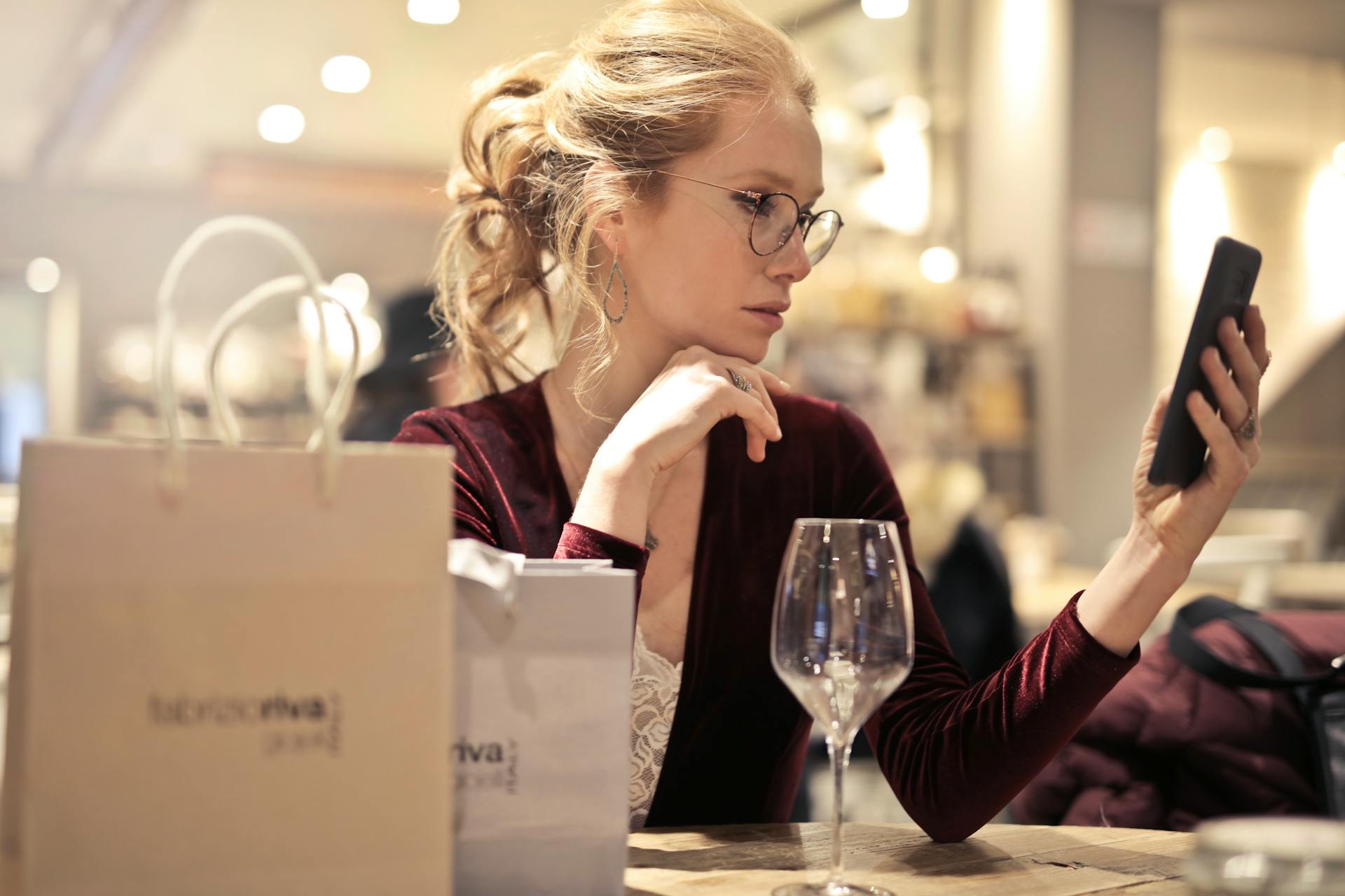 Une femme qui regarde son téléphone | Source : Pexels