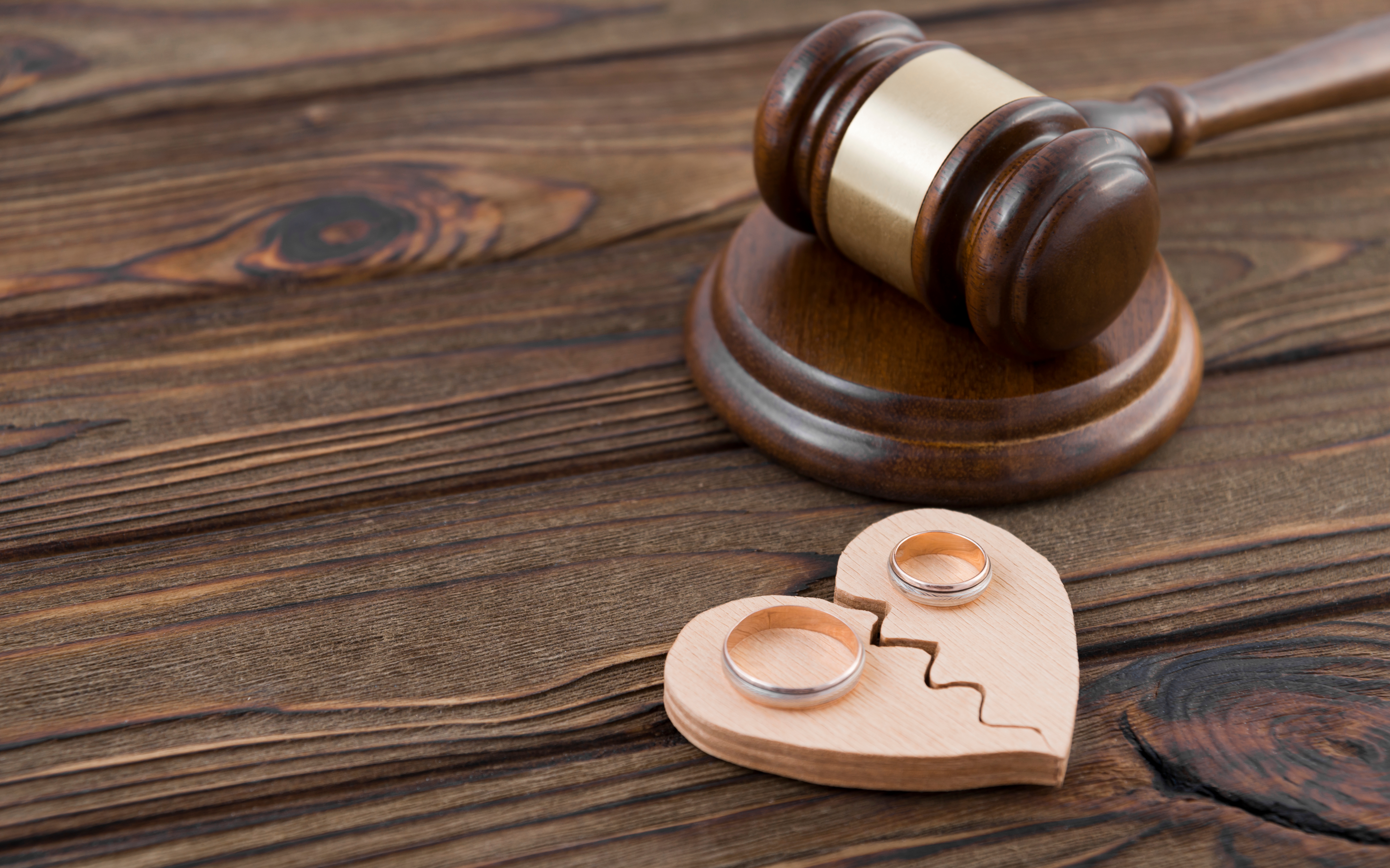 Deux alliances et le marteau d'un juge | Source : Shutterstock