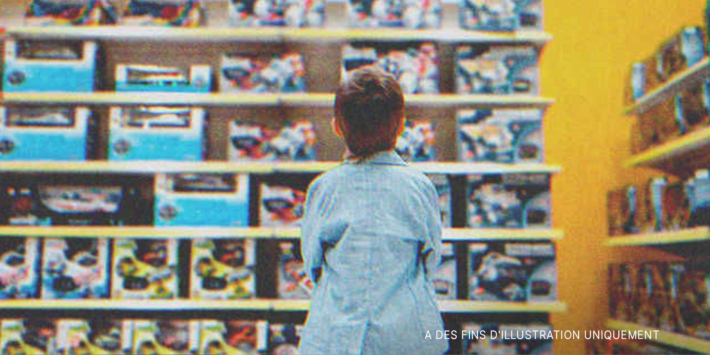 Un petit garçon dans un magasin de jouet | Source : Shutterstock