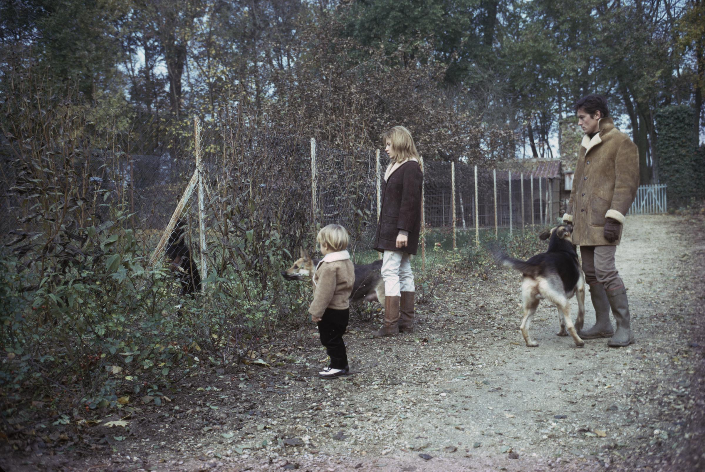 Nathalie, Anthony et Alain Delon chez eux en France en 1966 | Source : Getty Images