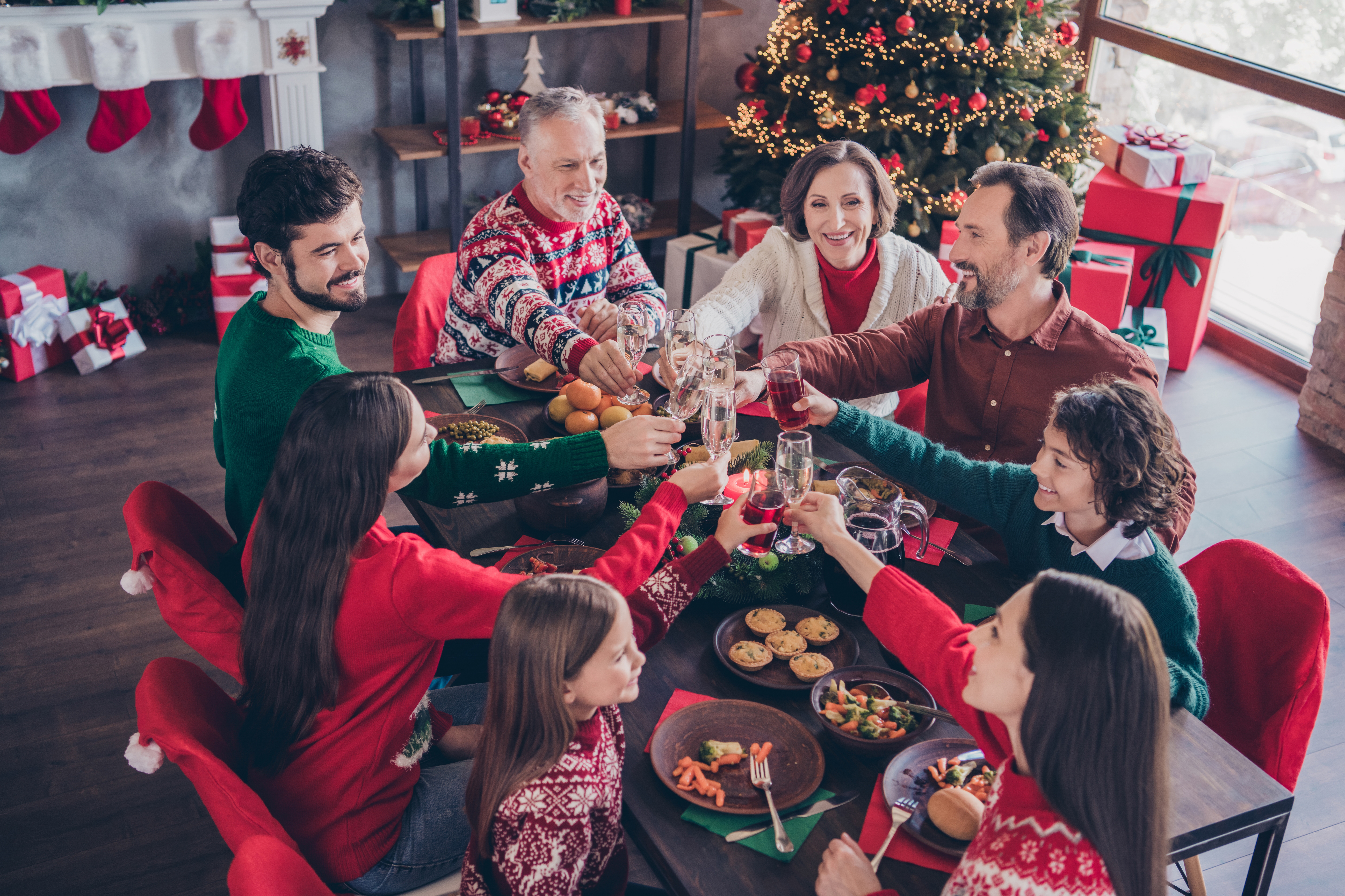Une famille réunie pour le repas de Noël | Source : Shutterstock