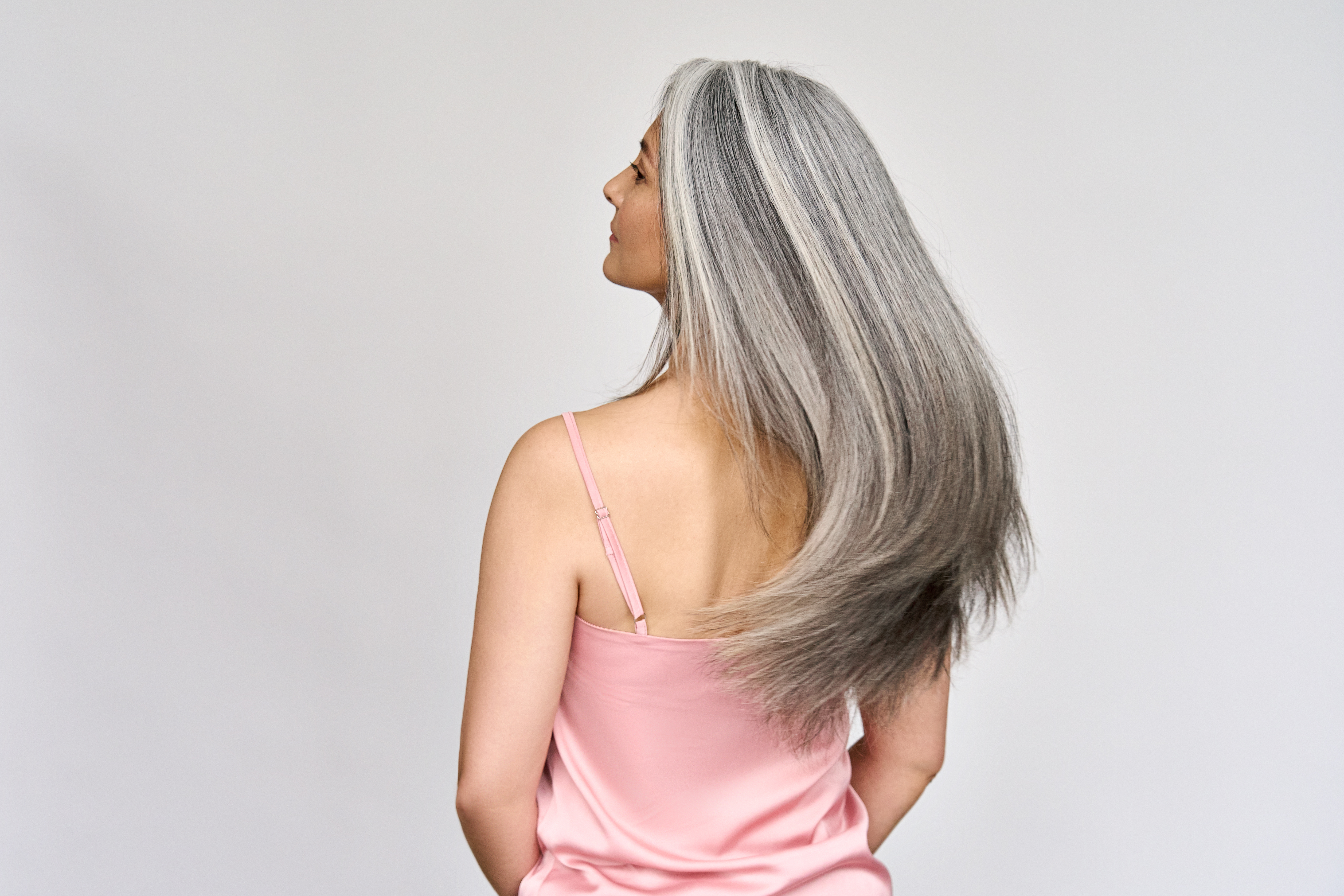 Femme aux cheveux gris balançant sa chevelure | Source : Shutterstock