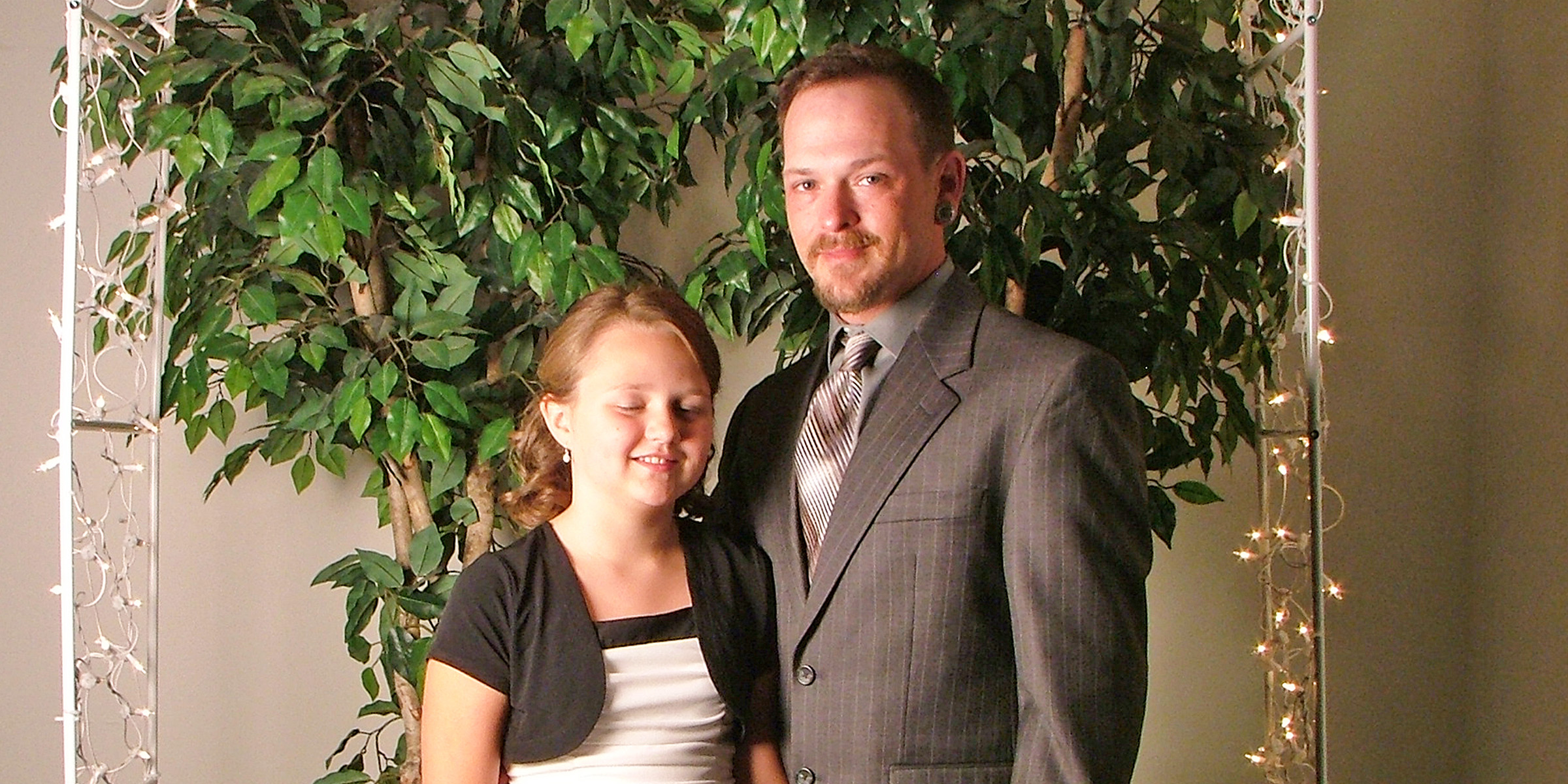 Un homme avec une jeune fille | Source : Flickr