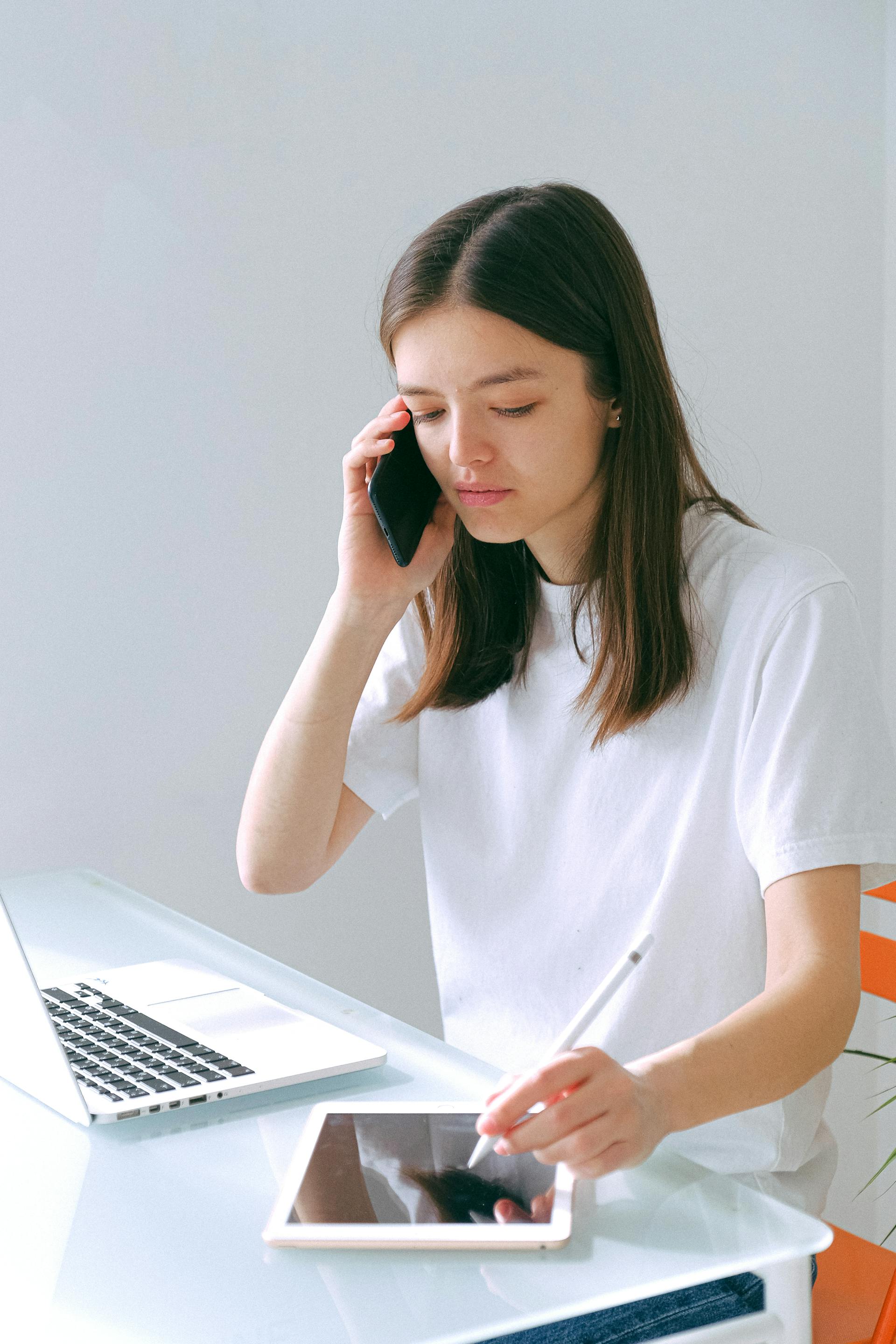 Une femme qui parle dans son téléphone portable | Source : Pexels