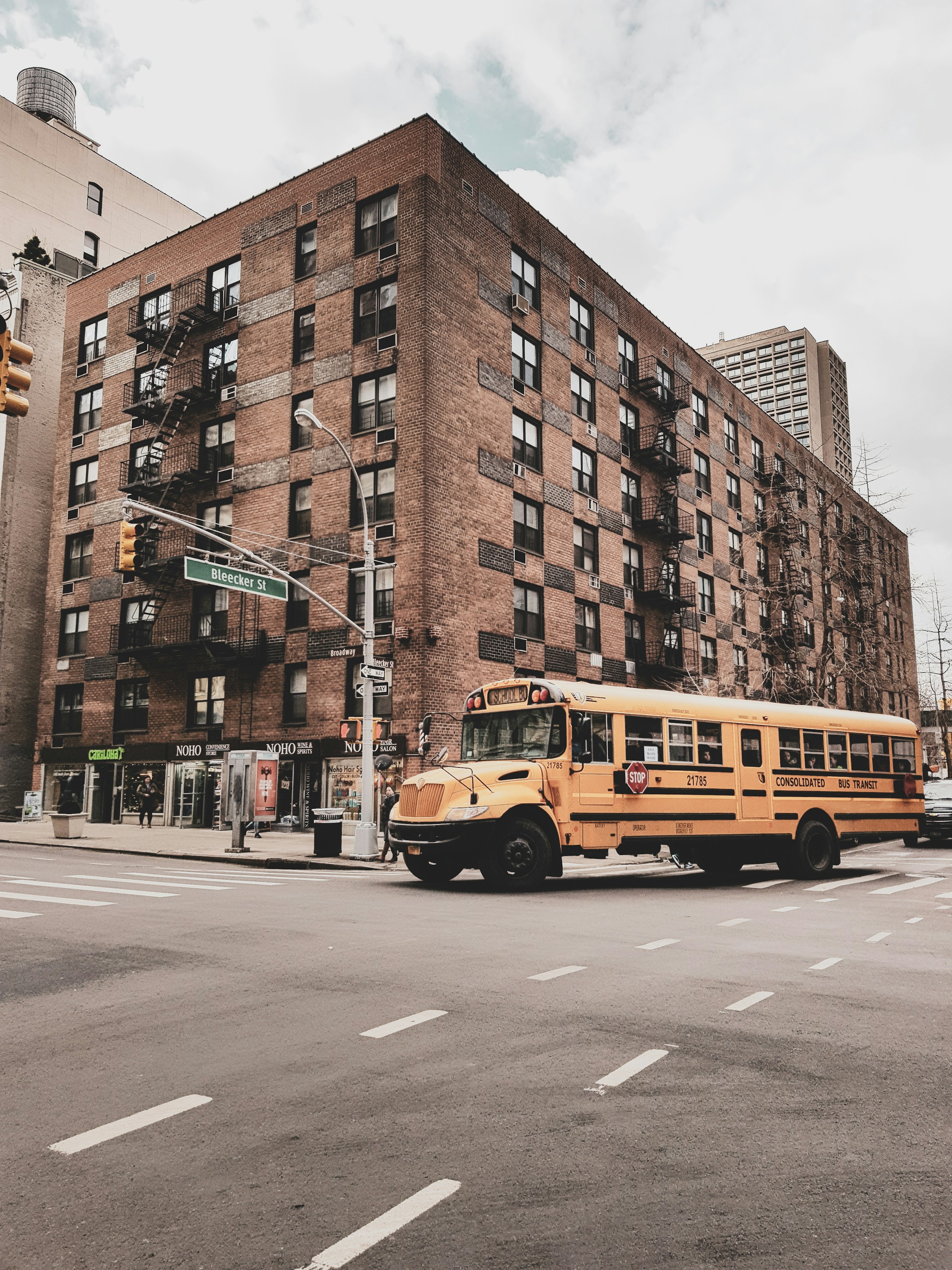 Un bus scolaire dans la rue | Source : Unsplash