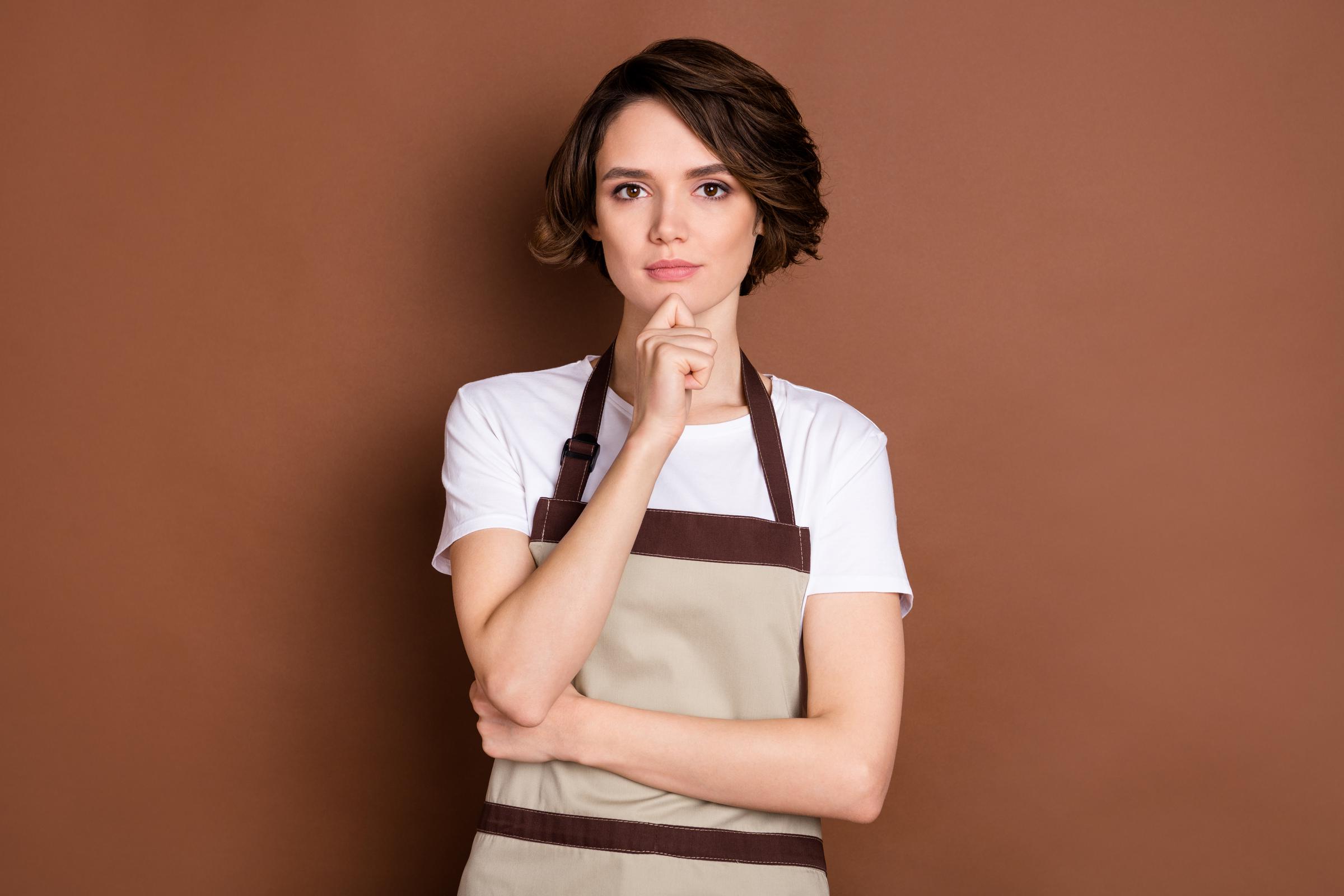 Serveuse avec une expression faciale sérieuse | Source : Shutterstock