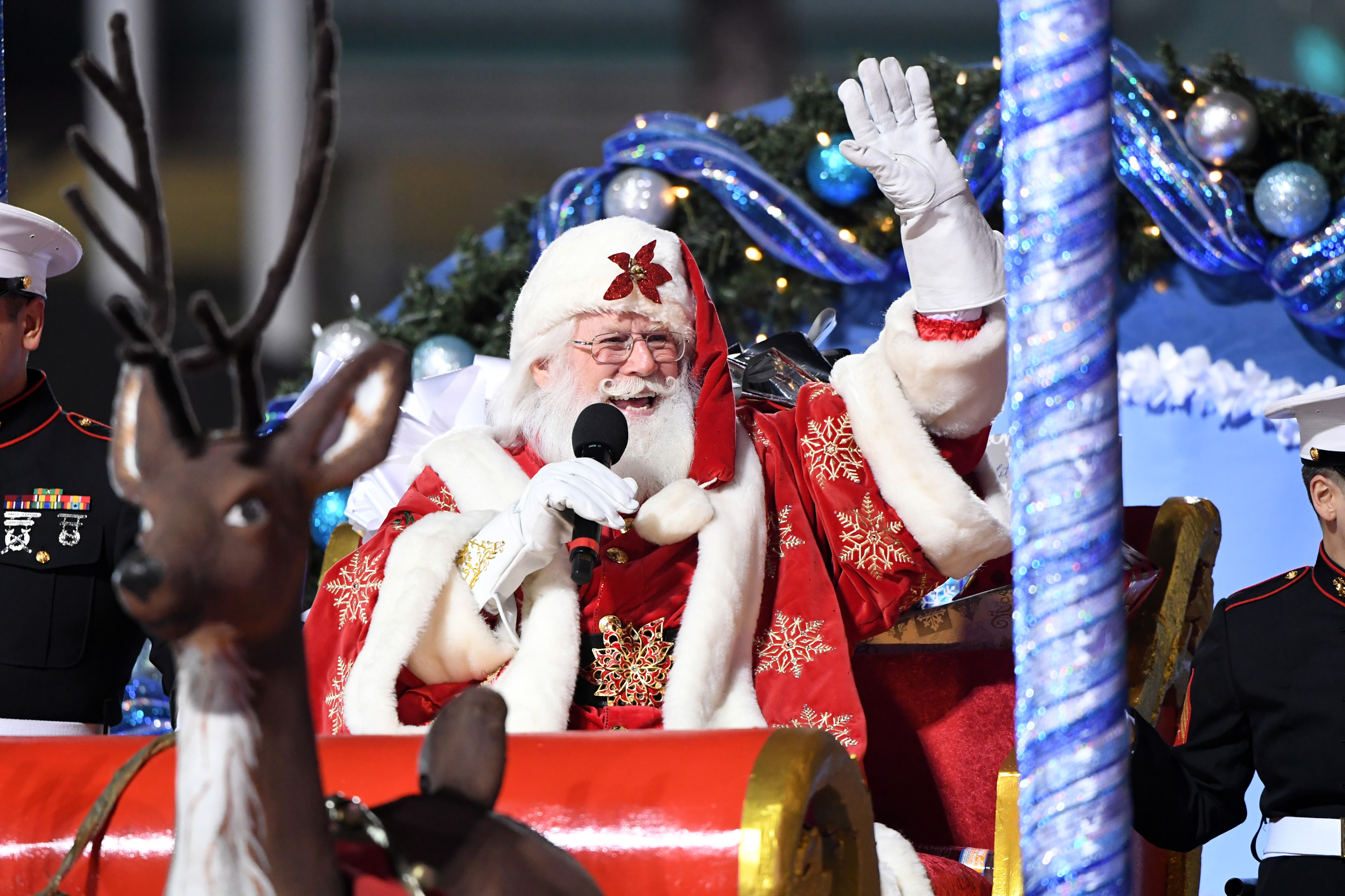 Un personnage de père Noël lors du 90e anniversaire de la parade de Noël d'Hollywood, à Hollywood, en Californie, le 27 novembre 2022 | Source : Getty Images