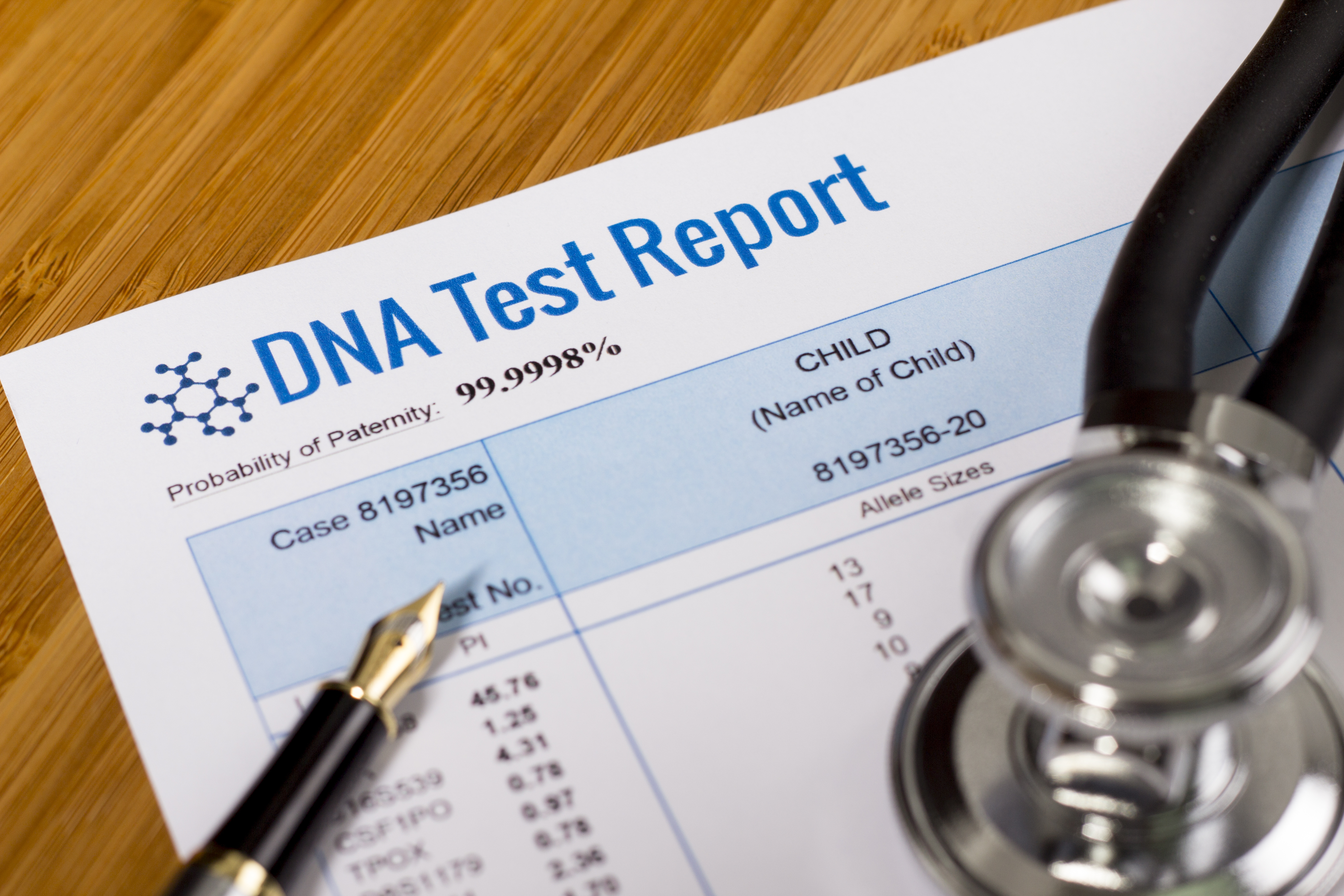 Un rapport de test ADN de paternité avec un stylo et un stéthoscope. | Source : Shutterstock
